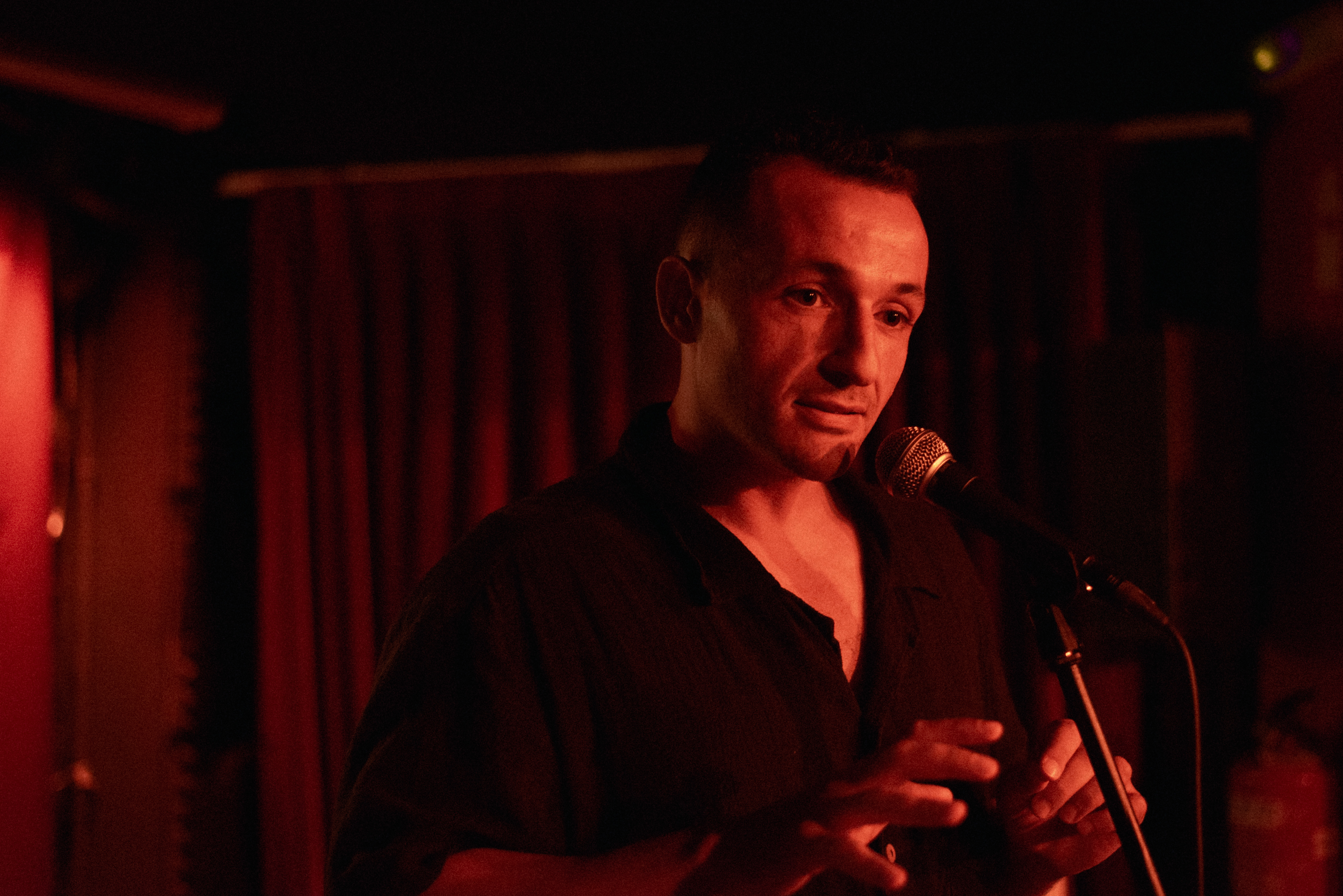Fotografía de poesía escénica durante un poetry slam en Madrid | Bernard Engel