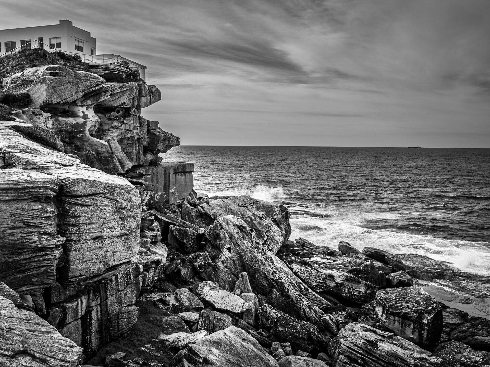 Australia, Bondi Beach: House on top of cliff