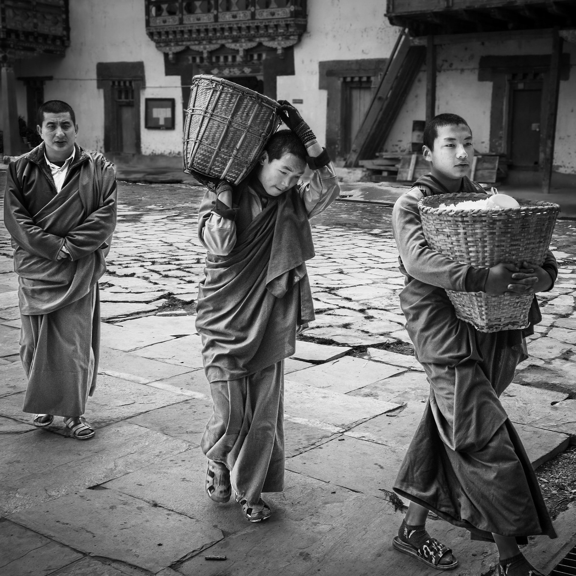 Bhutan / Gangtey valley: Gangteng Monastery at lunch time, here comes the food