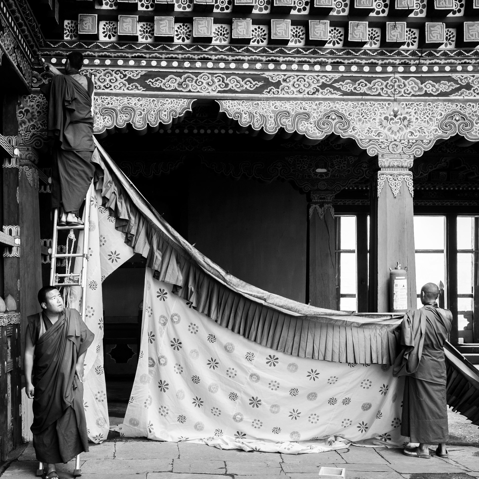 Bhutan / Paro: Ringpung Dzong Monastery, decorating temple for festival