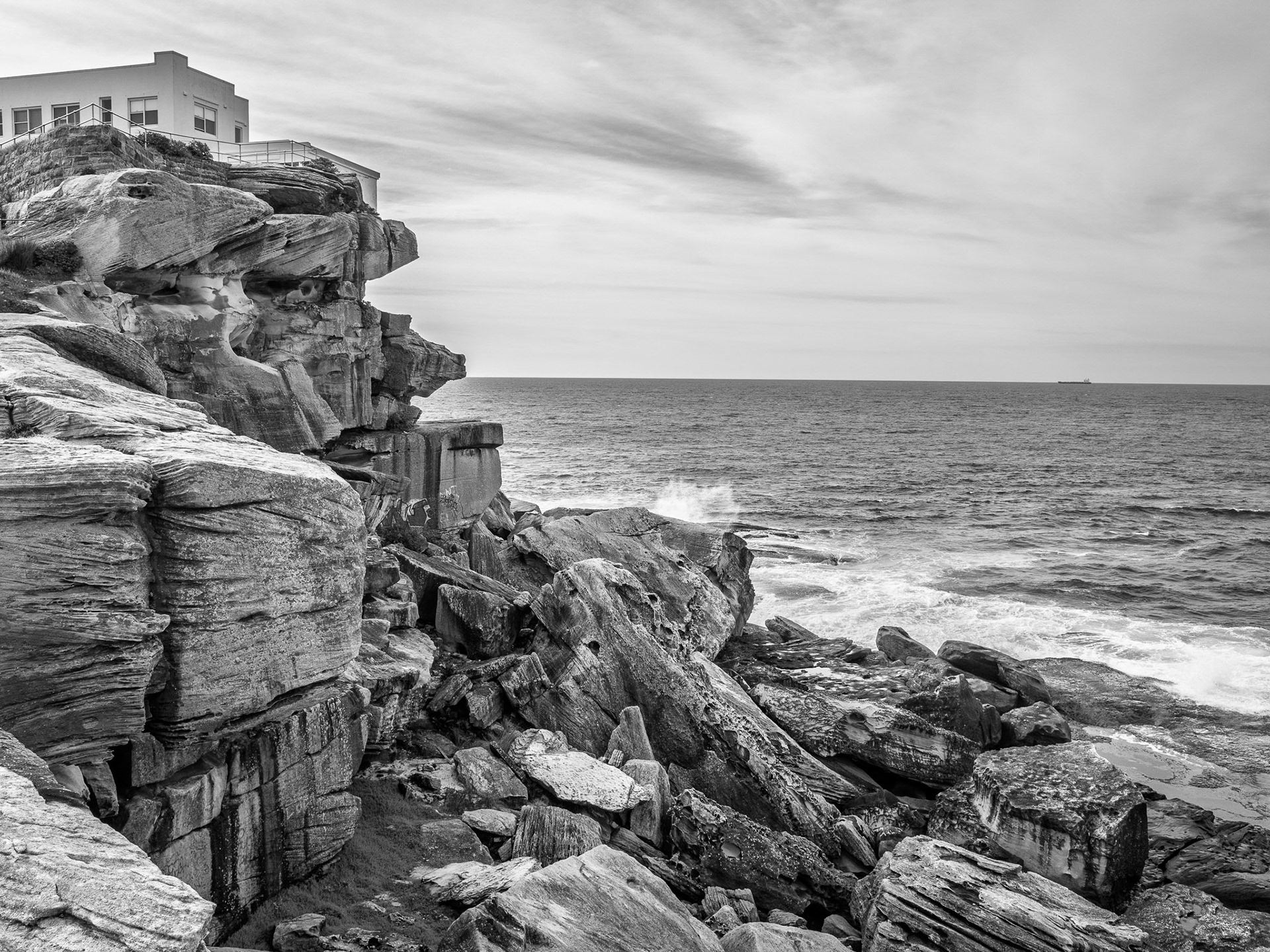 Australia, Bondi Beach: House on top of cliff