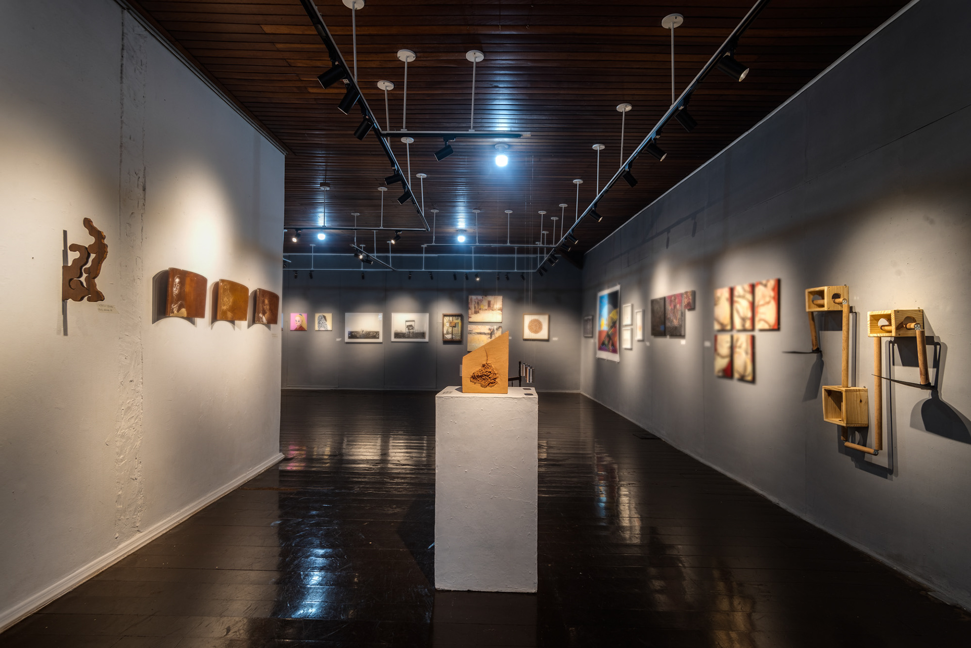 Zênite, 2024 / Prêmio Aquisição - 21º Salão Nacional de Artes Visuais - Jataí - GO / Cupinzeiro, argila, aço, borracha - Queima à gás 800ºC - 300x70x70cm