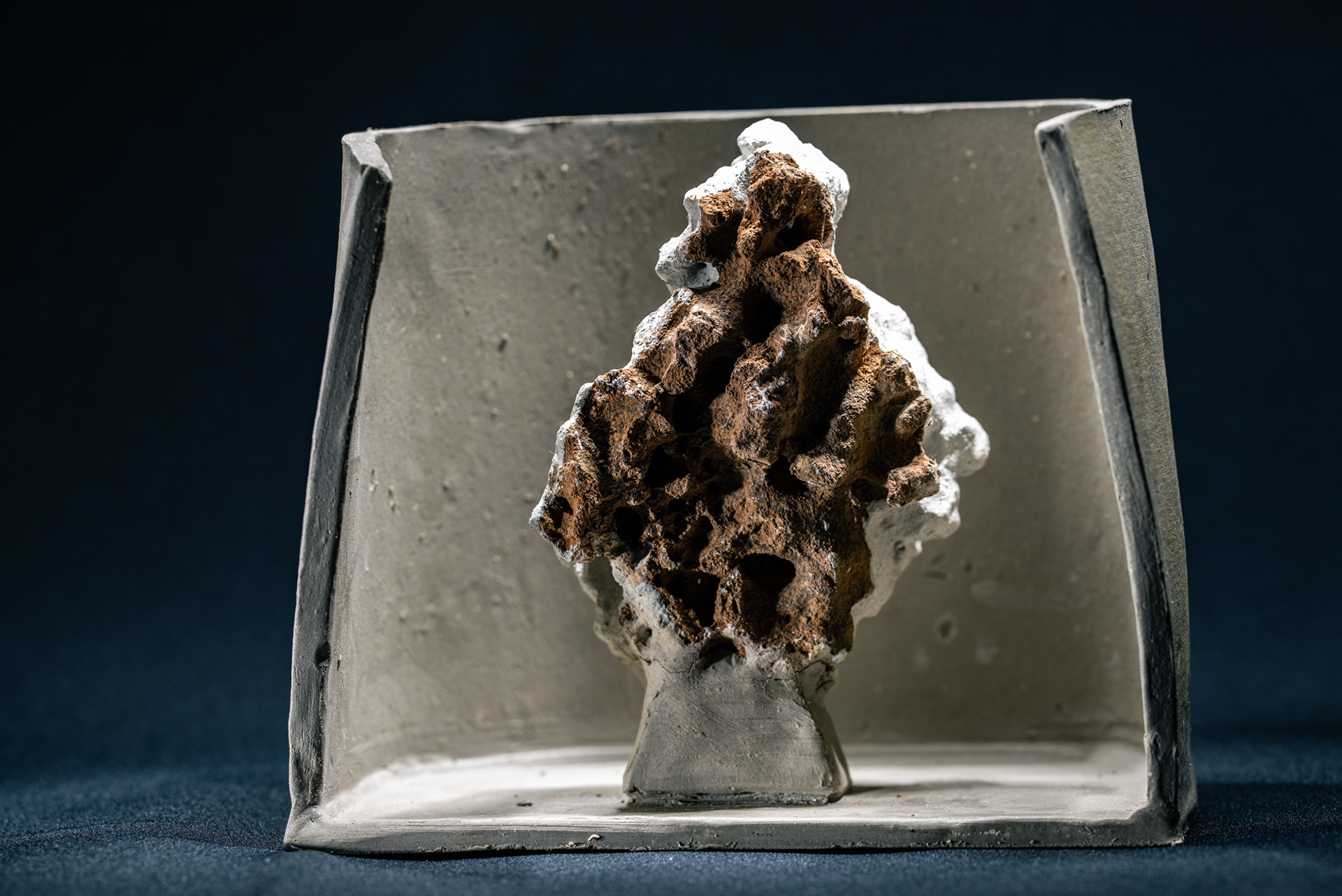Sacrário, 2024 - Cupinzeiro abandonado queimado à 800ºC, argila, algodão - Queima em forno a gás à 1000ºC - 16 x 19 x 12 cm
