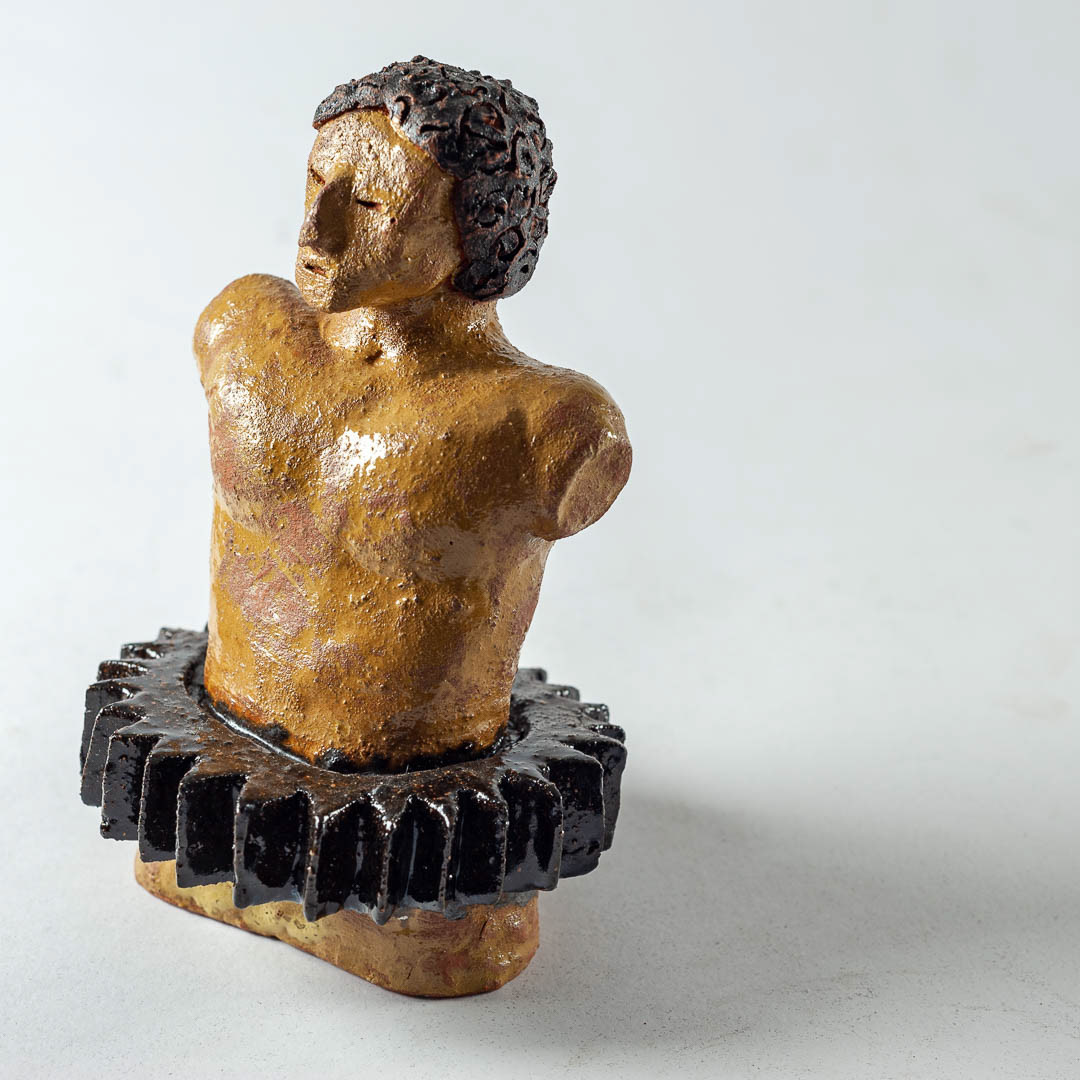 Obediência, 2019 - argila terracota, baixo-esmalte, esmalte - modelagem a mão - queima a gás, 1150ºC - 16x10x10cm