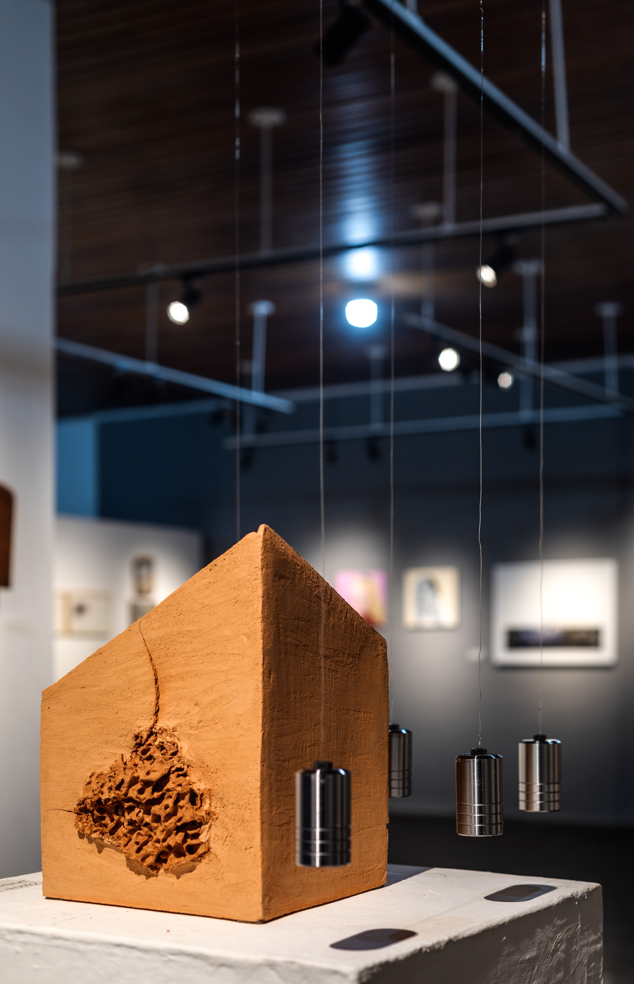 Zênite, 2024 / Prêmio Aquisição - 21º Salão Nacional de Artes Visuais - Jataí - GO / Cupinzeiro, argila, aço, borracha - Queima à gás 800ºC - 300x70x70cm