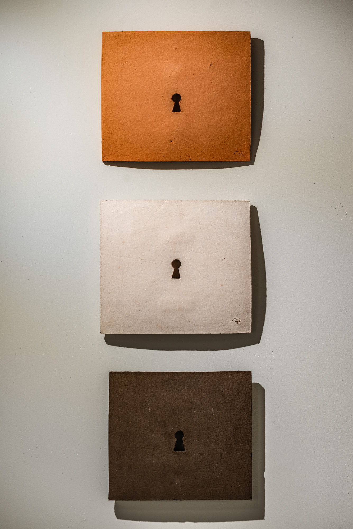 A Chave, 2025 - Argila - Monoqueima a gás - 1.000ºC - 22x25x02cm cada obra