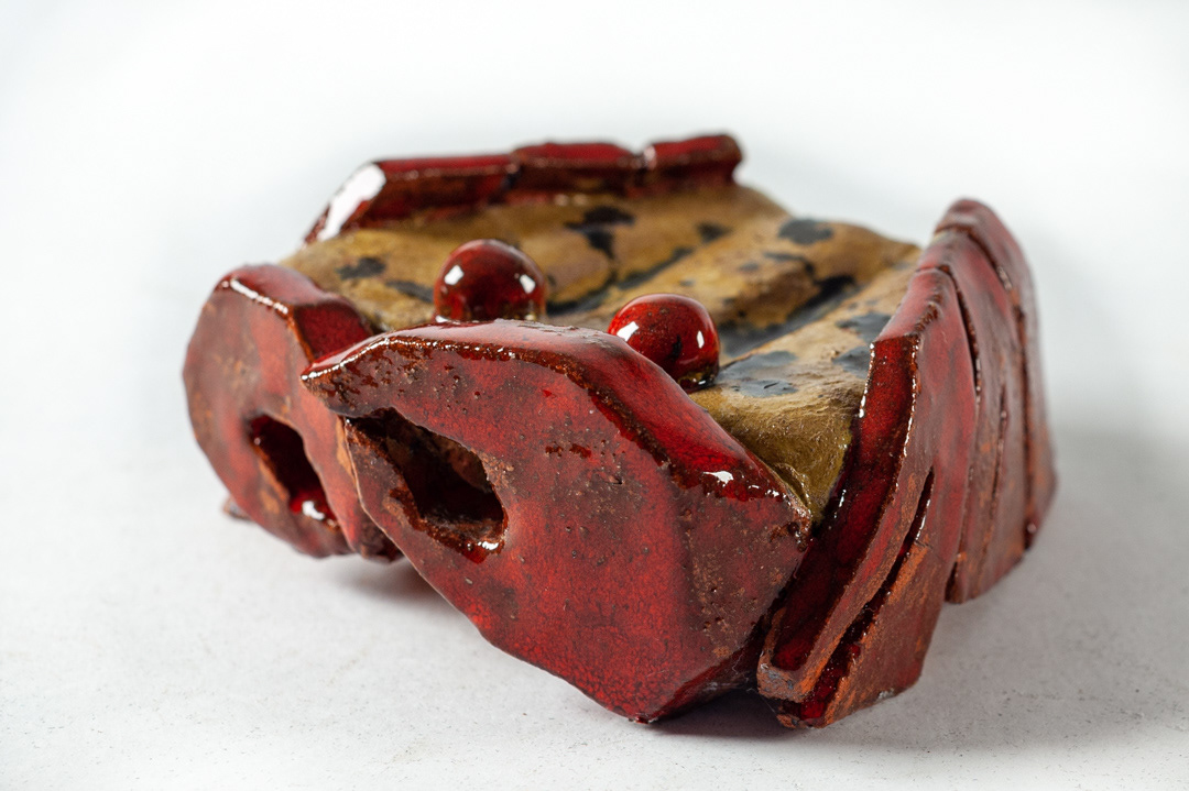 ECDISE, 2019 - Argila terracota, baixo-esmalte, esmalte, modelagem à mão, queima a gás 1150ºC, 05x10x08cm