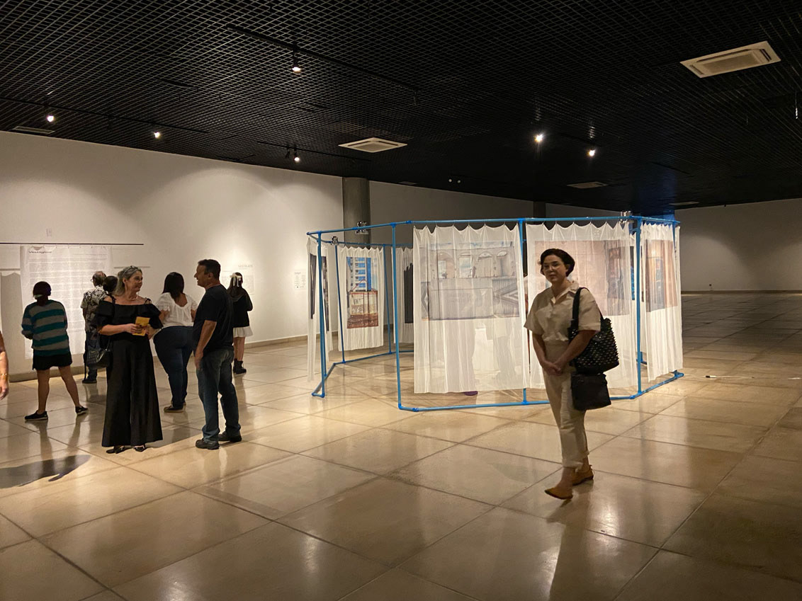 Vestígios, 2023 / Vila Cultural Cora Coralina - Goiânia - GO / PVC, plástico, metal, acrílico, alvenaria, espelho, tule - 6x6x2 metros