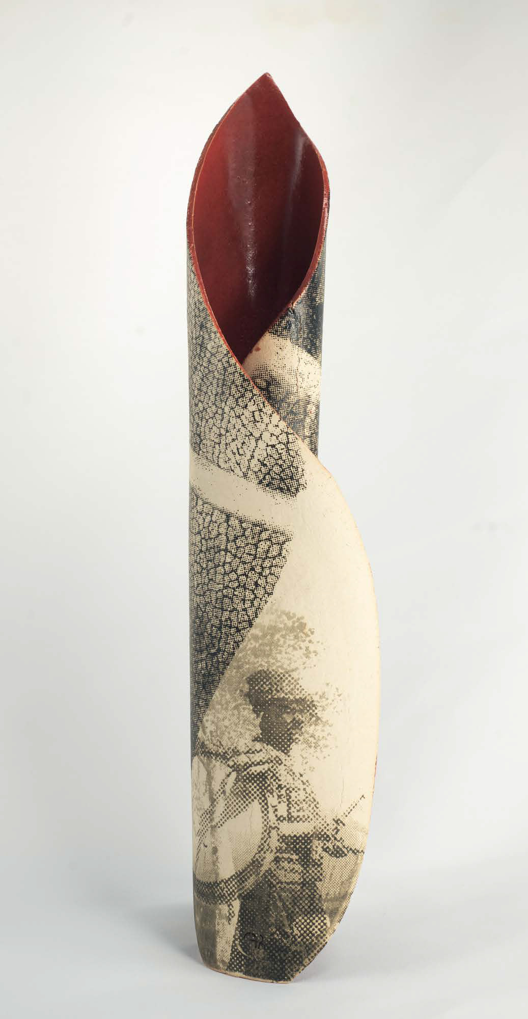 Rosário, 2026 -  Argila grês, esmalte, celulose -  Serigrafia com esmalte sobre placa de argila -  Biqueima à gás - 1.000ºC   -   55 x 14 x 11 cm