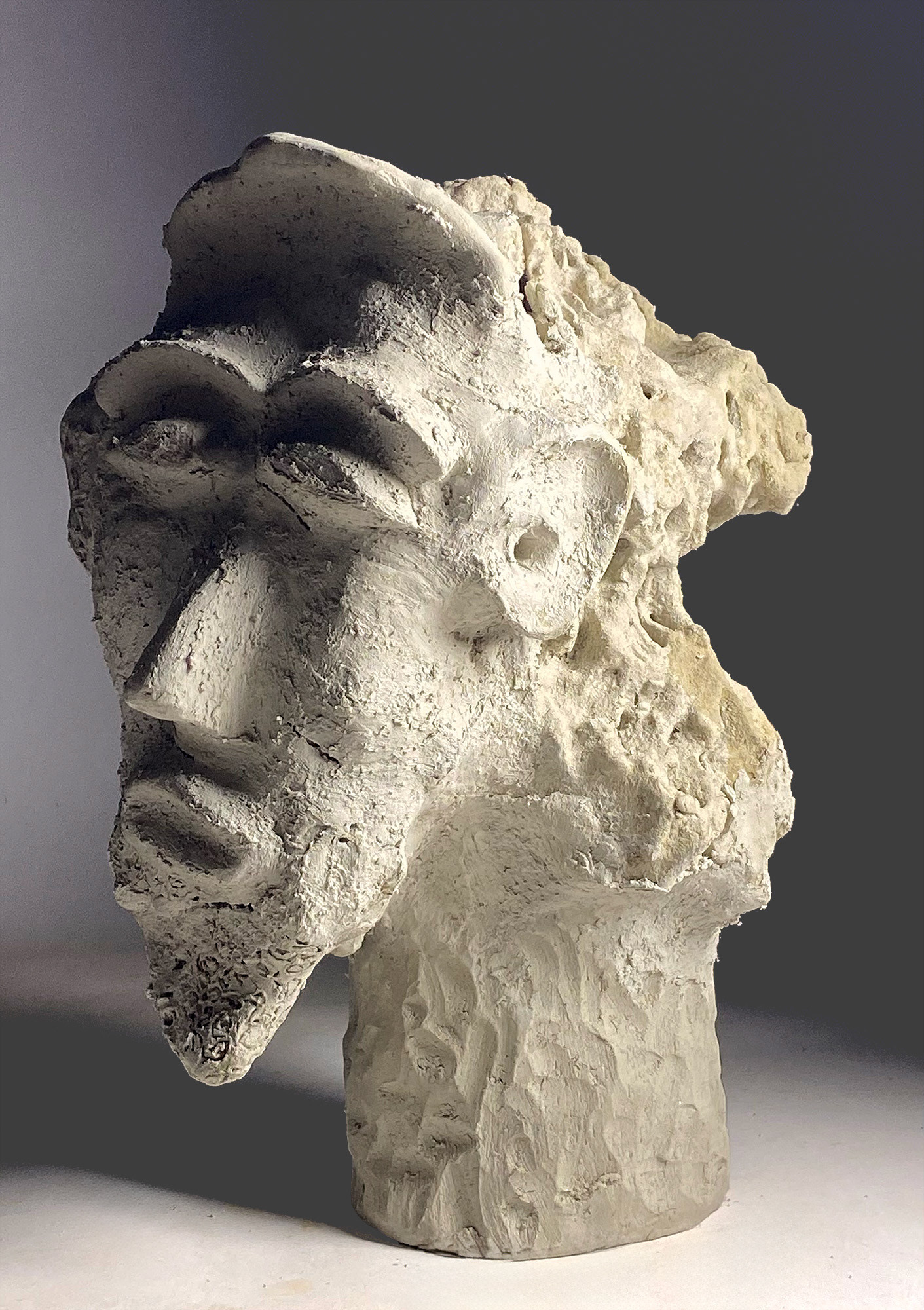Pó da terra, 2023 - cupinzeiro abandonado, argila, papel, vermiculita - modelagem à mão - queima à gás - 800ºC - 29x19x19cm