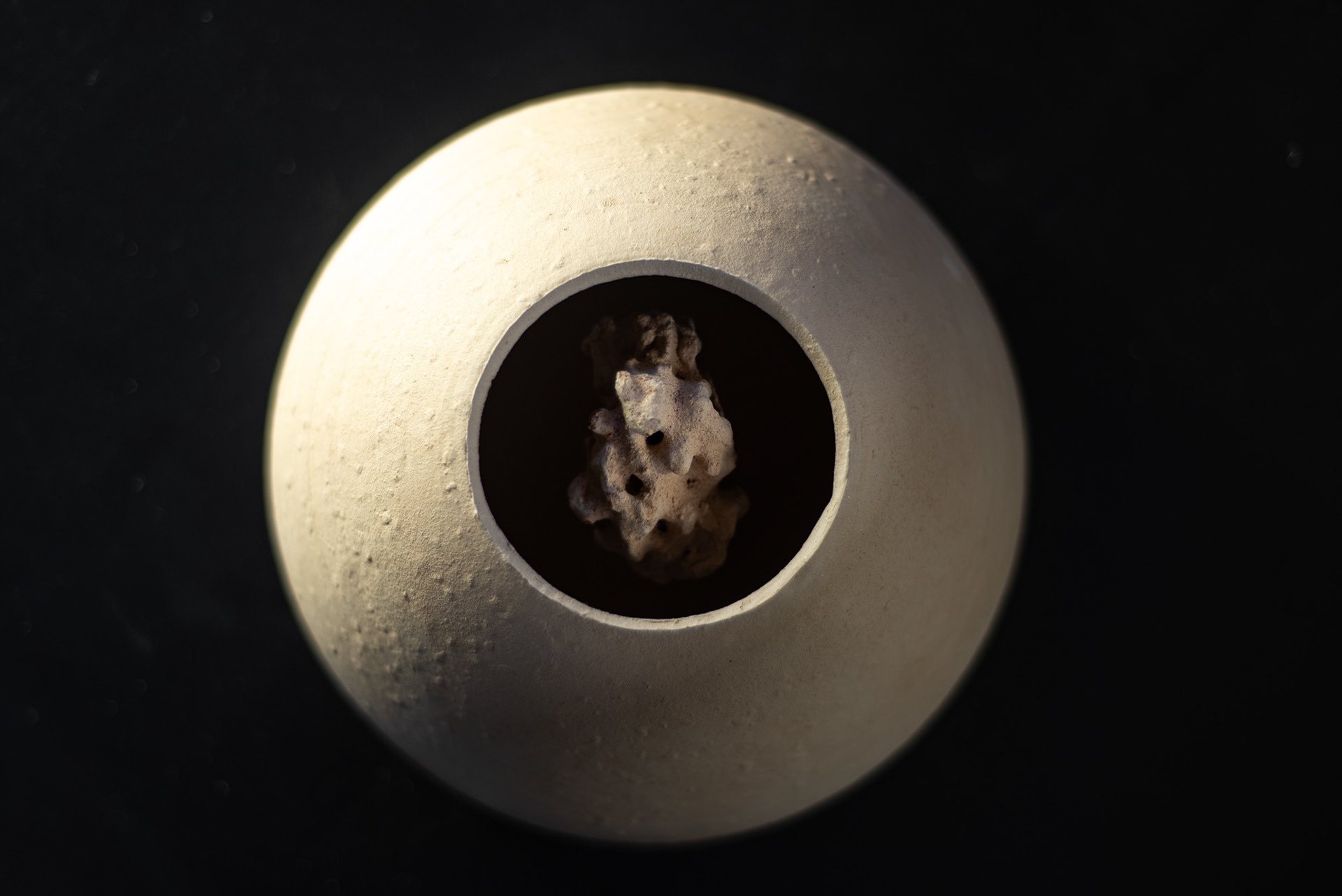 Inefável, 2023 - cupinzeiro abandonado, argila, papel - modelagem à mão - queima à gás - 800ºC - 15 x 22cm