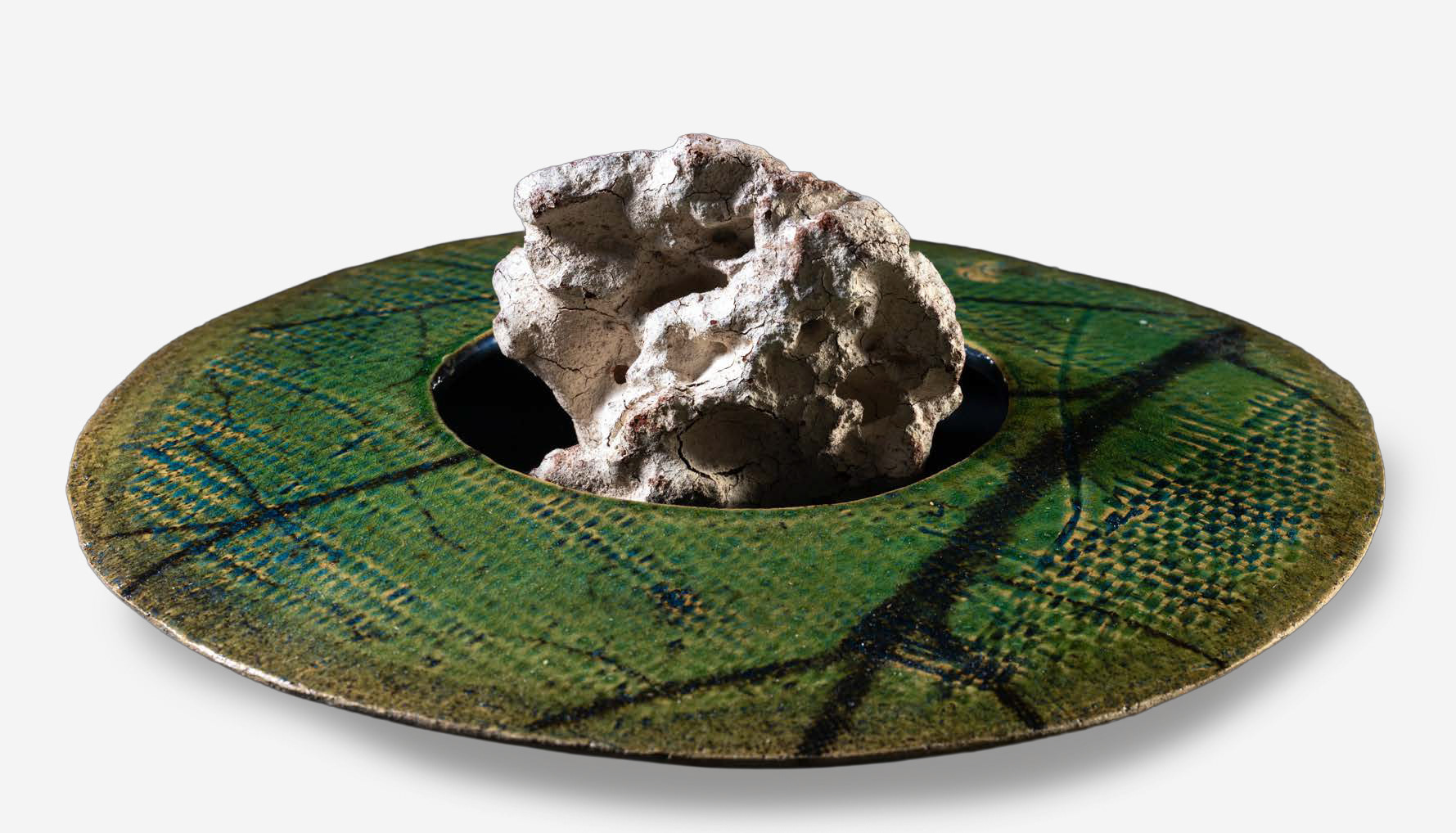 Gaia, 2026 -  Argila grês, esmalte, celulose  -  Serigrafia com esmalte sobre placa de argila  -  Monoqueima gás à 1.000ºC  -  50 x 8 cm 