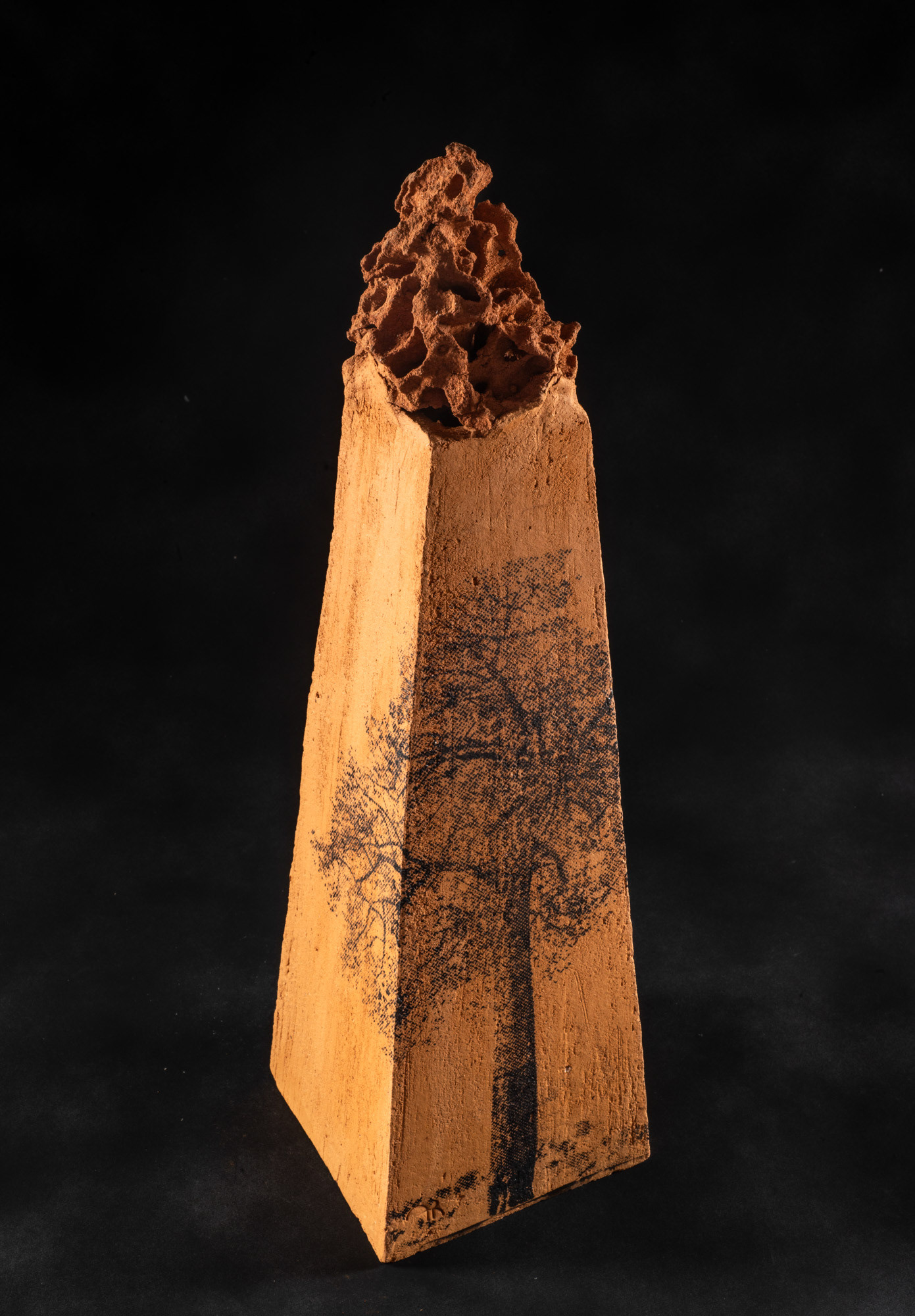 Obelisco, 2025 - Cupinzeiro abandonado queimado à 1.000ºC - Serigrafia sobre argila terracota com esmalte cerâmico - Monoqueima a gás - 1.000ºC - 39 x 11 x 11 cm
