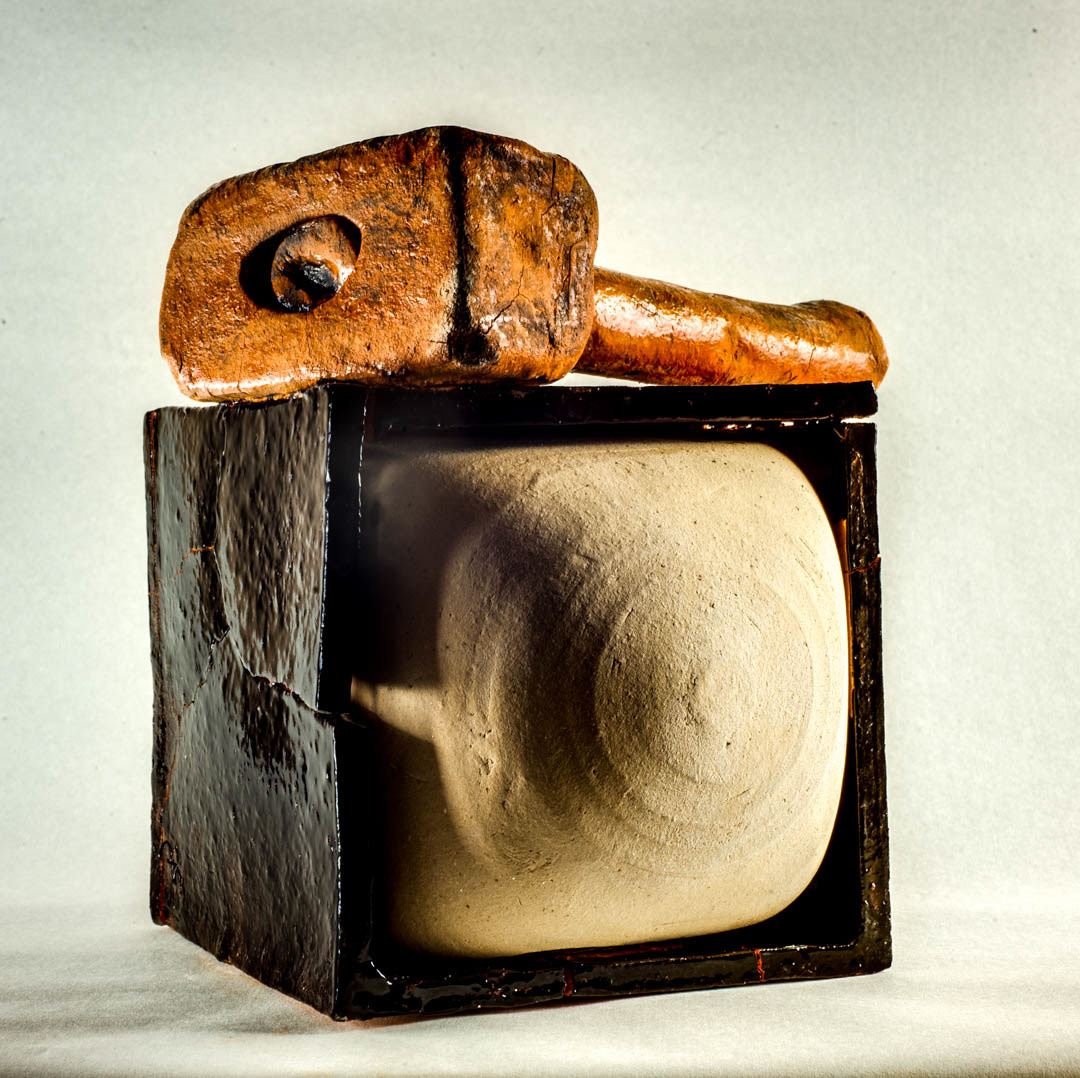 Marreta, 2020 - argila terracota, argila grês, baixo-esmalte, esmalte, placa, torno e modelagem a mão - queima a gás 1150ºC - 18x17x12cm - obra publicada no livro Transgressões Cerâmicas 2021