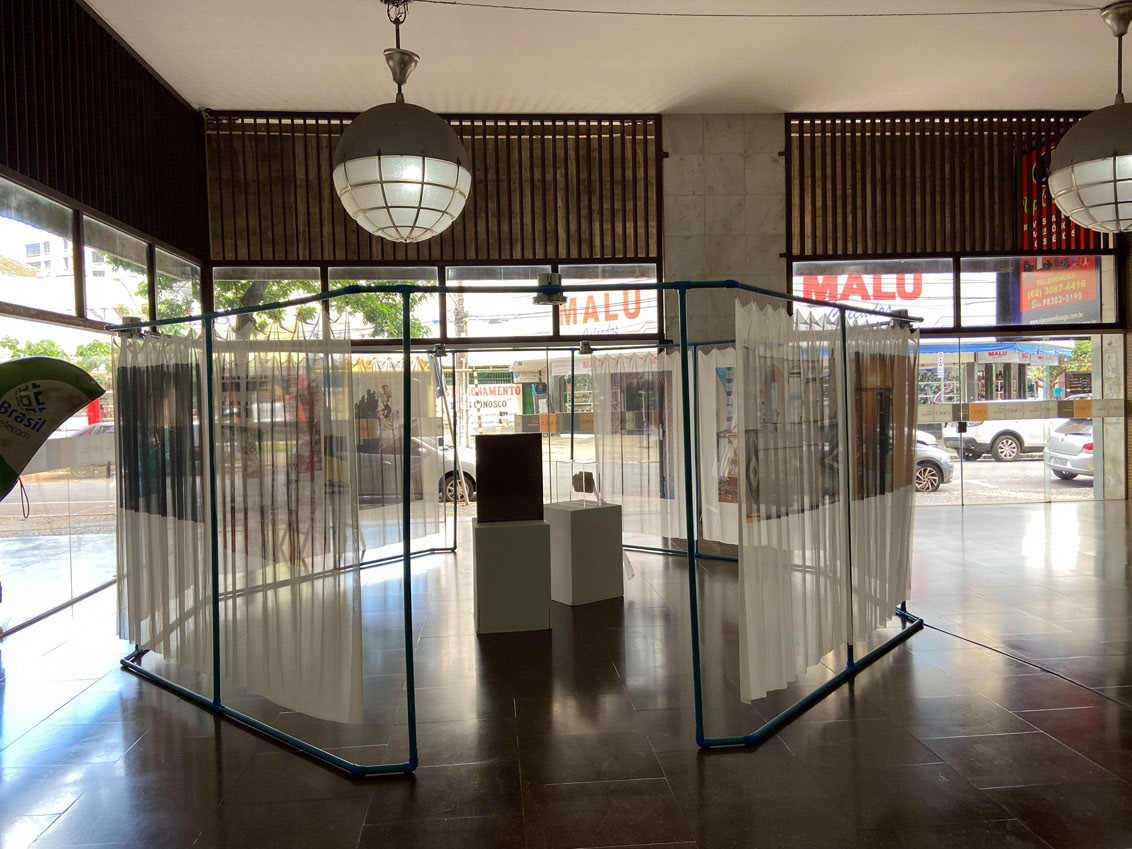 Vestígios, 2023 / Centro Cultural Octo Marques - Goiânia - GO / PVC, plástico, metal, acrílico, alvenaria, espelho, tule - 6x6x2 metros