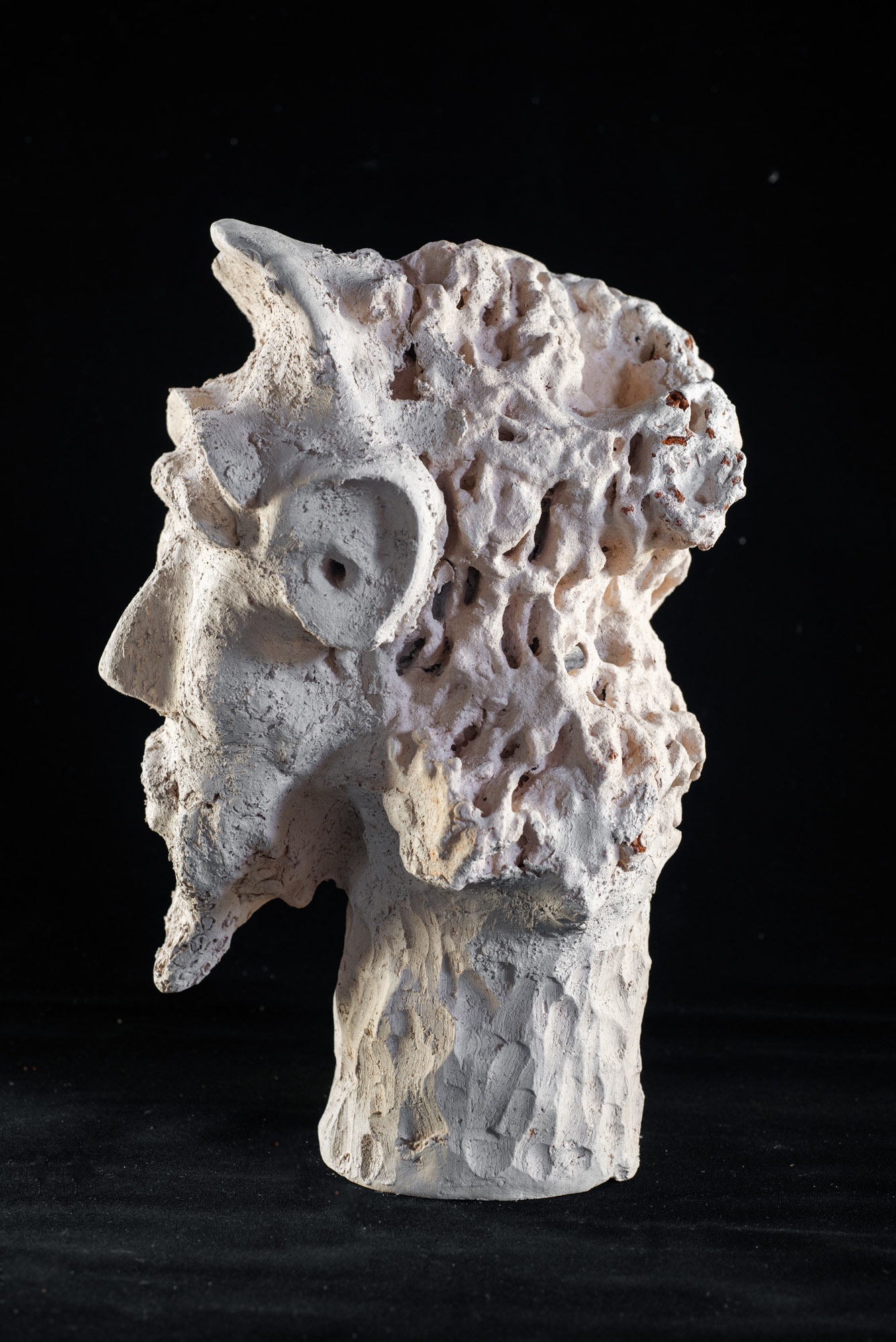 Pó da terra, 2023 - cupinzeiro abandonado, argila, papel, vermiculita - modelagem à mão - queima à gás - 800ºC - 29x19x19cm