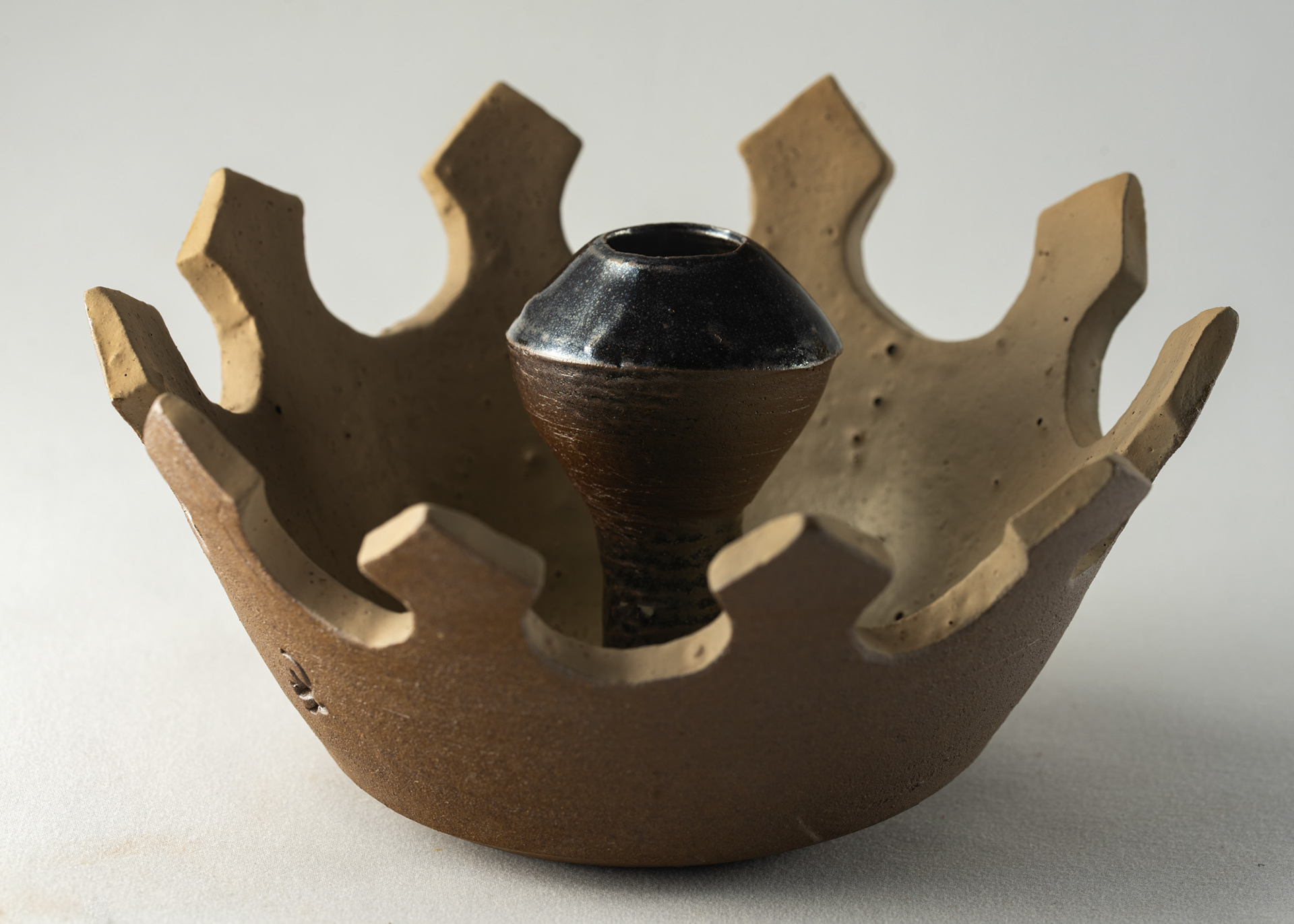 Realeza Divina II, 2026. -  Argila grês, esmalte - Queima à gás em redução a 1222ºC -  12 x 18 cm
