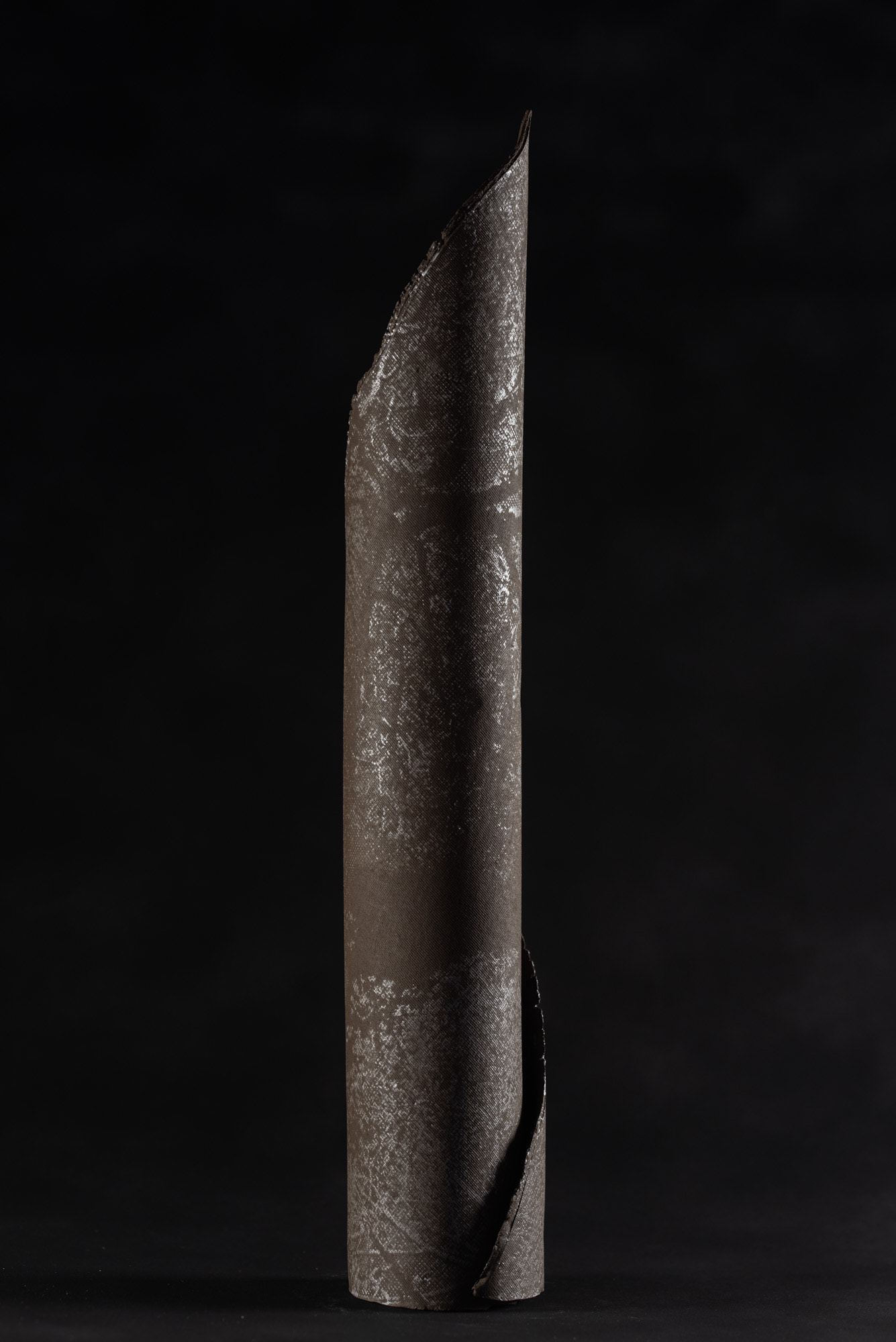 Fibonacci I, 2025 - Serigrafia sobre cerâmica negra com esmalte cerâmico - Biqueima a gás - 1.000ºC - 42x8x8cm