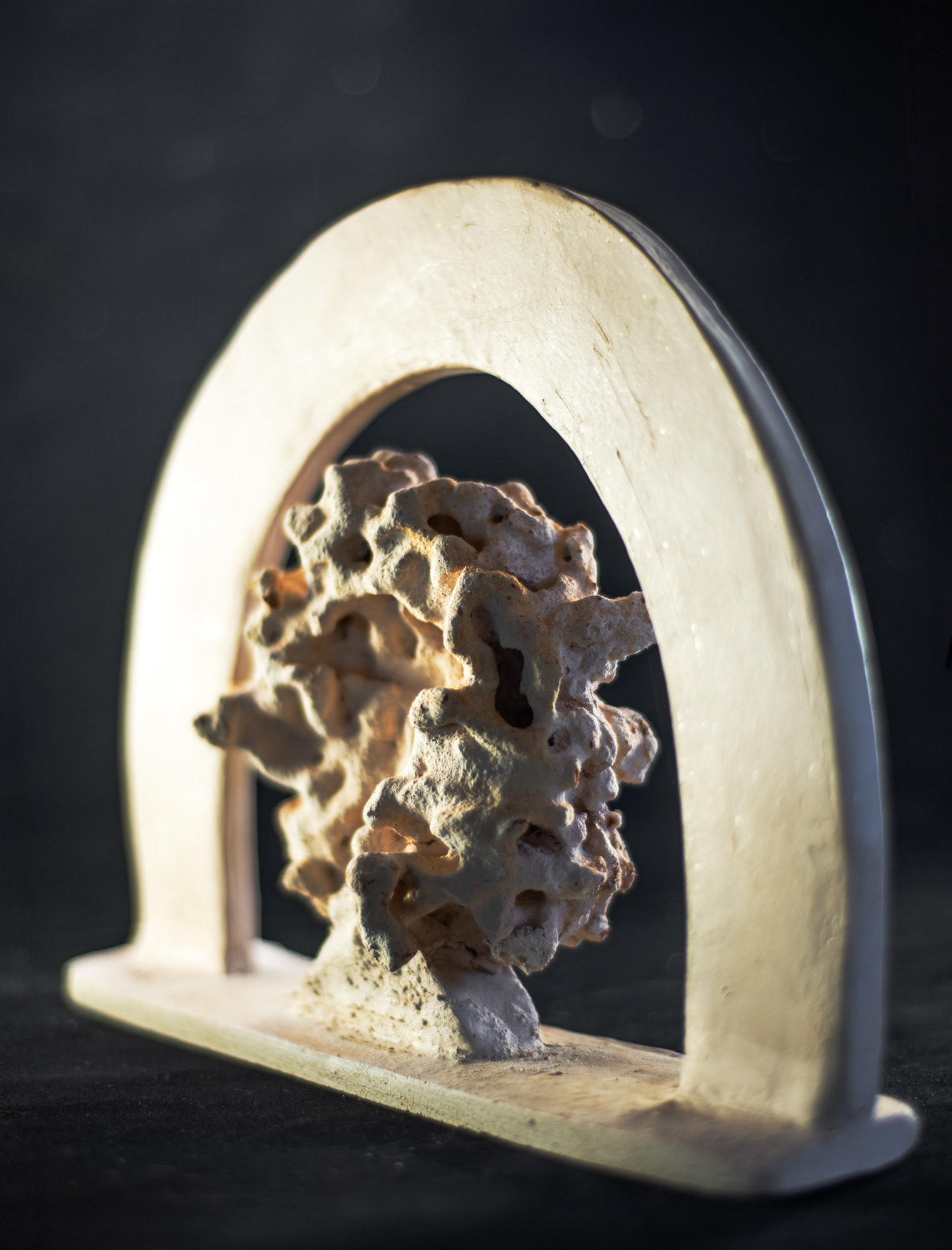 Inefável, 2023 - cupinzeiro abandonado, argila, algodão - modelagem à mão - Queima à gás 800ºC - 15x22x22cm