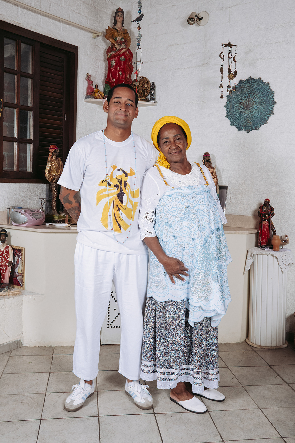 A Ialorixá Mãe Marize de Omolu e seu filho Togyssy