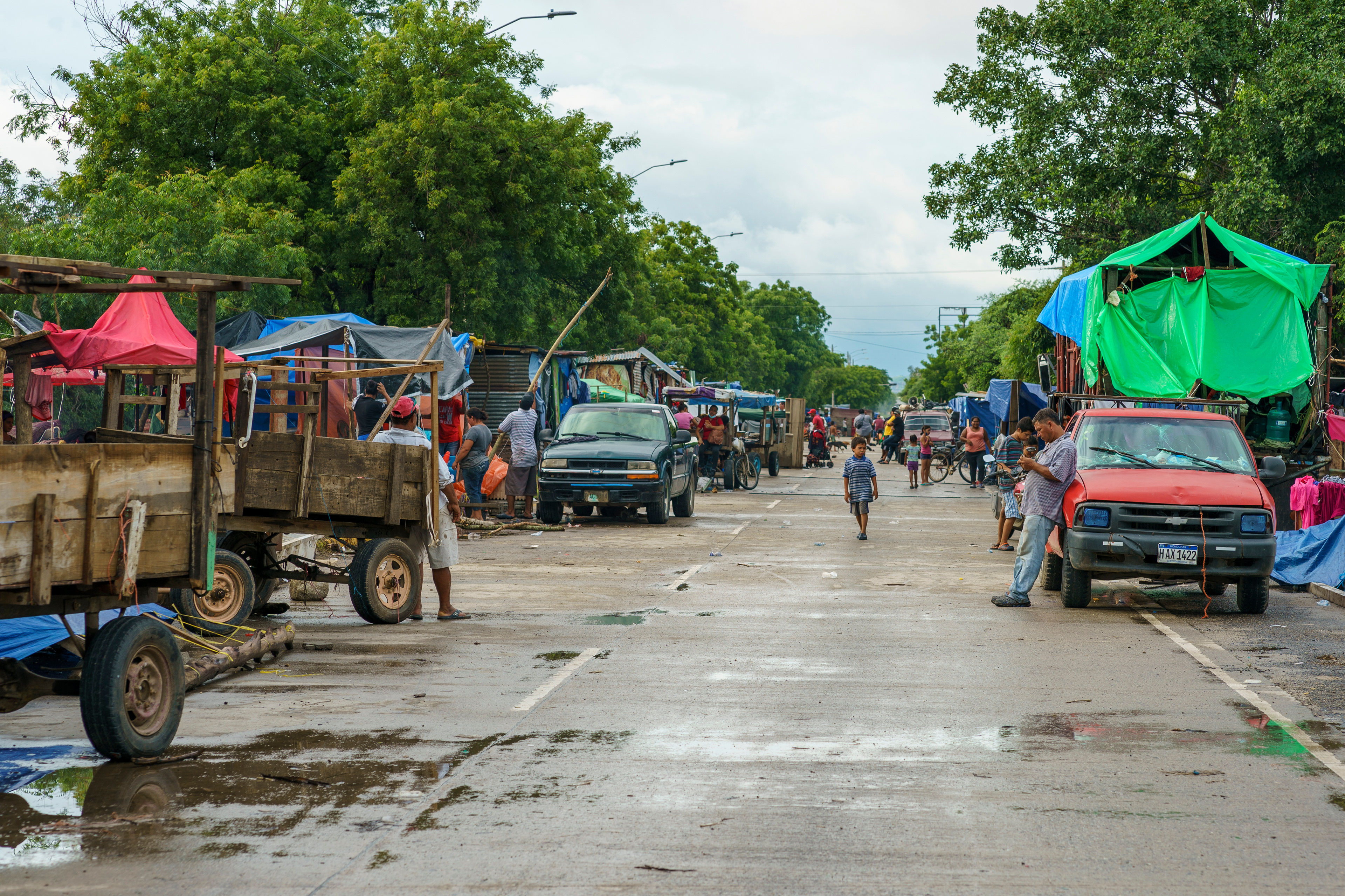 Residents of La Lima, Honduraas, have been forced to live in temporary shelters along the roadside. The town was flooded when waters from the Chamelecon River breached the levee and filled the town following Hurricanes Eta and Iota. 