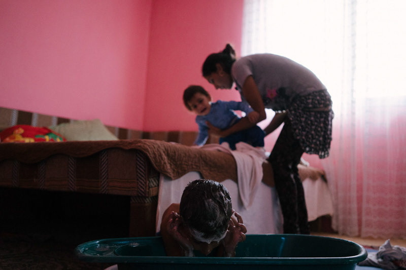 Bath time. Pietrisu village, Giurgiu county.