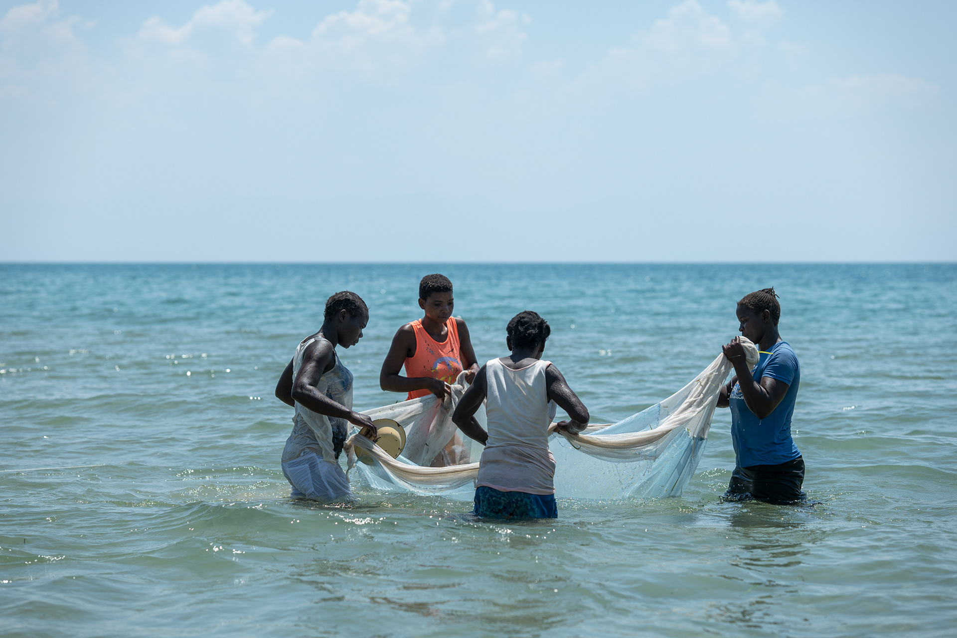 16. Pêcheuses devant l’Eternel Par manque de moyens, ces femmes ne possèdent ni chaloupe, ni filet. Elles pêchent depuis la plage à l'aide de moustiquaires assemblées entre elles. Lieu : Venice beach