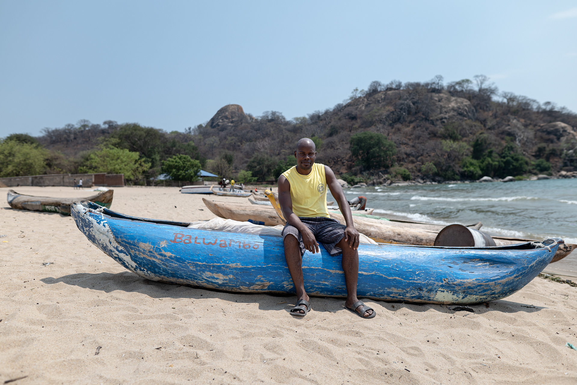 21. Dernier recours Duncan Balwambo a 42 ans. Il pêche depuis qu'il en a 16. A la mort de son père, il a dû aider sa mère à nourrir la famille. Au début, employé par un pêcheur, il est parvenu à mettre de l'argent de côté pour se procurer son canot et son matériel de pêche. Un filet illégal, le monofilament, mais c'est le seul qu'il puisse s'offrir pour l'instant. Lieu : Venice Beach