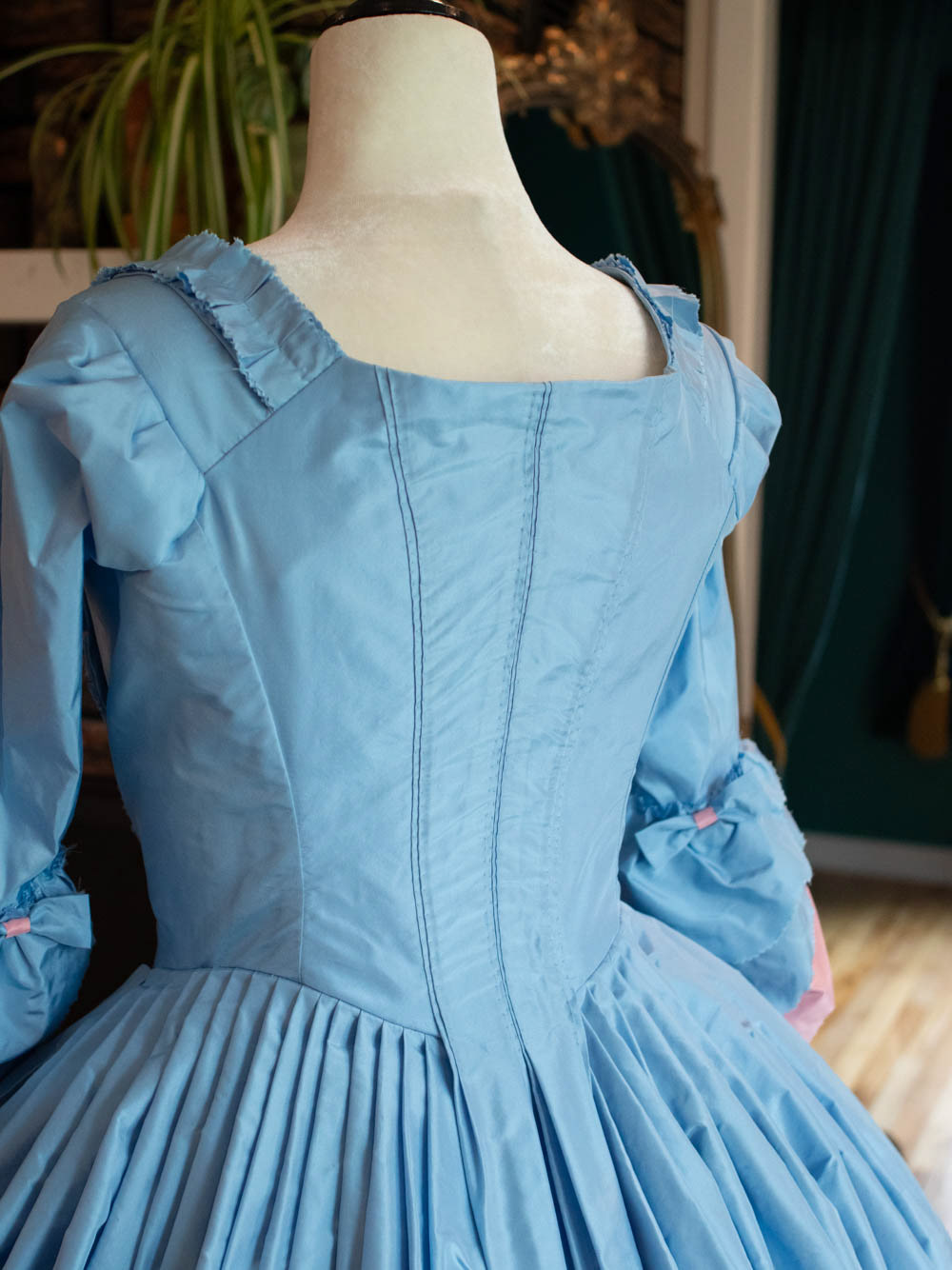 18th century gown in silk taffeta with hand pleated back details