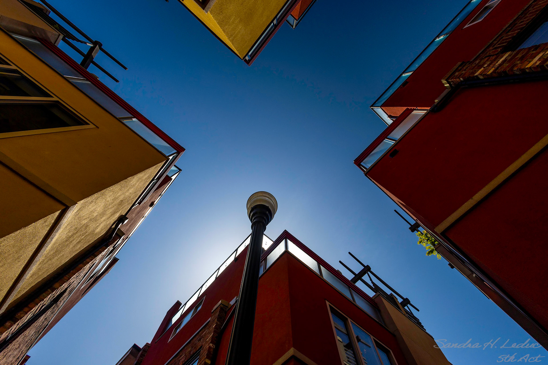 Dragon Alley :  Look up