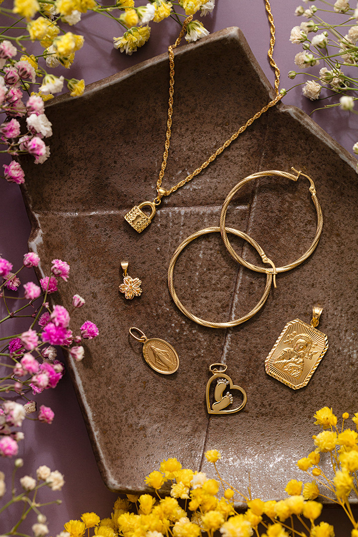 Product photography of a set of various jewelry photographed in Metro Manila. 