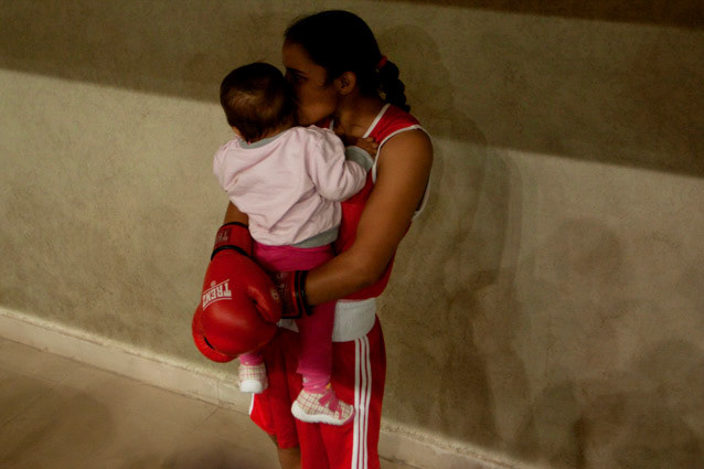 Premier match de Meena apres sa grossesse, elle embrasse sa fille avant de monter sur le ring.