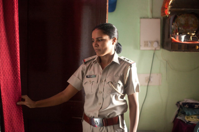 Portrait de Meena en uniforme dans sa chambre.