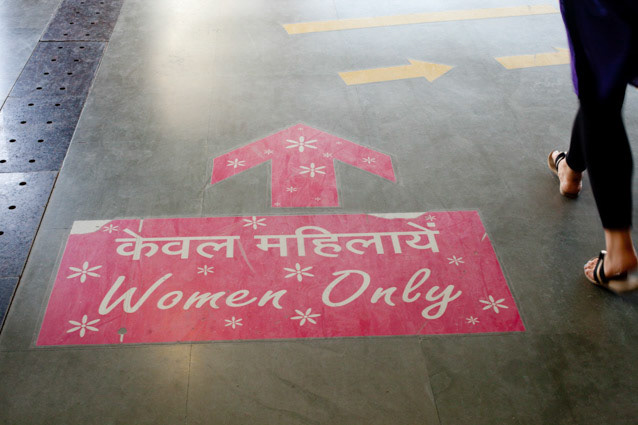 Paneau de signalisation dans le metro du grand Delhi.