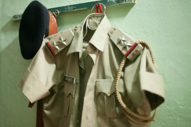 L'uniforme de Meena est pendu dans sa chambre. Elle est aujourd'hui inspecteur.