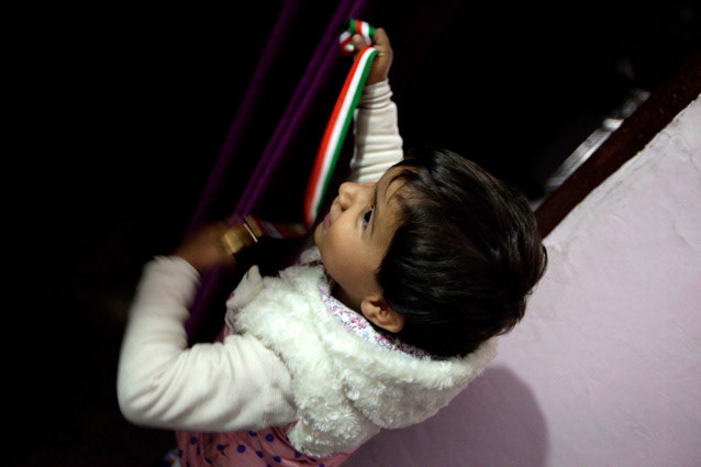 Salvista la fille de Meena joue avec la medaille d'or que sa mere vient de gagner.