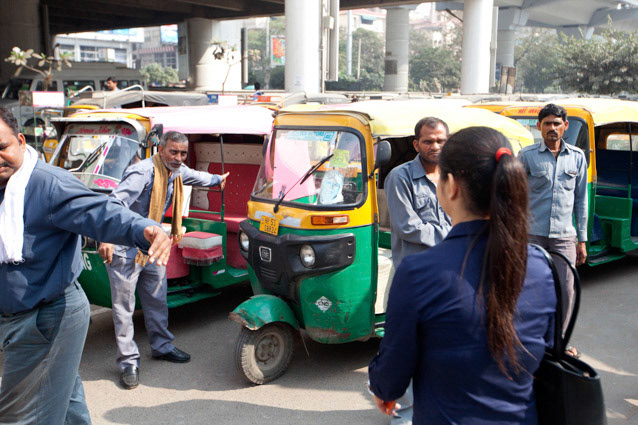 Sataion d'auto-rickshaw pour les femmes. Les chauffeurs s'affolent autor de la seule cliente.