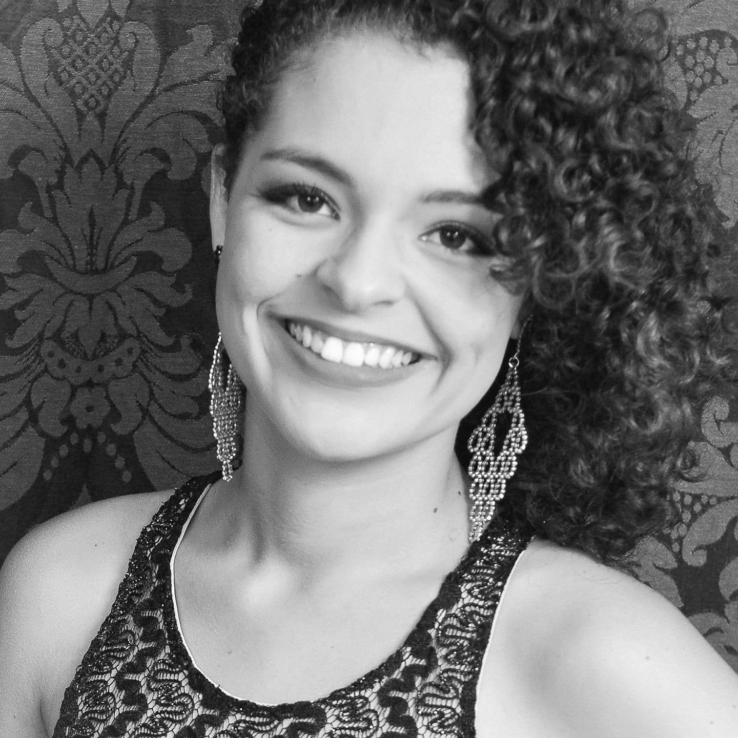 SABRINA FERNANDES Publicitária com pós graduação em Comunicação e Design Digital, possui 9 anos de experiência, atendendo vários clientes de diversos segmentos. Já trabalhou com marcas como: Vivo Co, Infraero, MDB mulher e Organizações Paulo Octávio.
