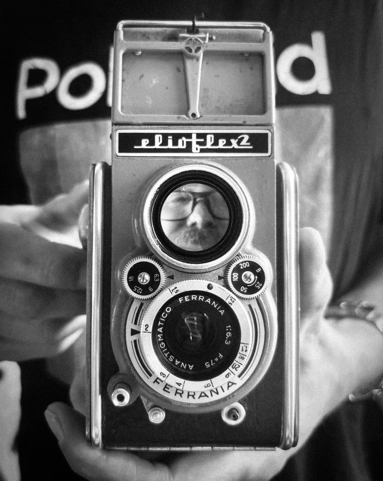 The simple mirror viewfinder of the Elioflex works both ways.