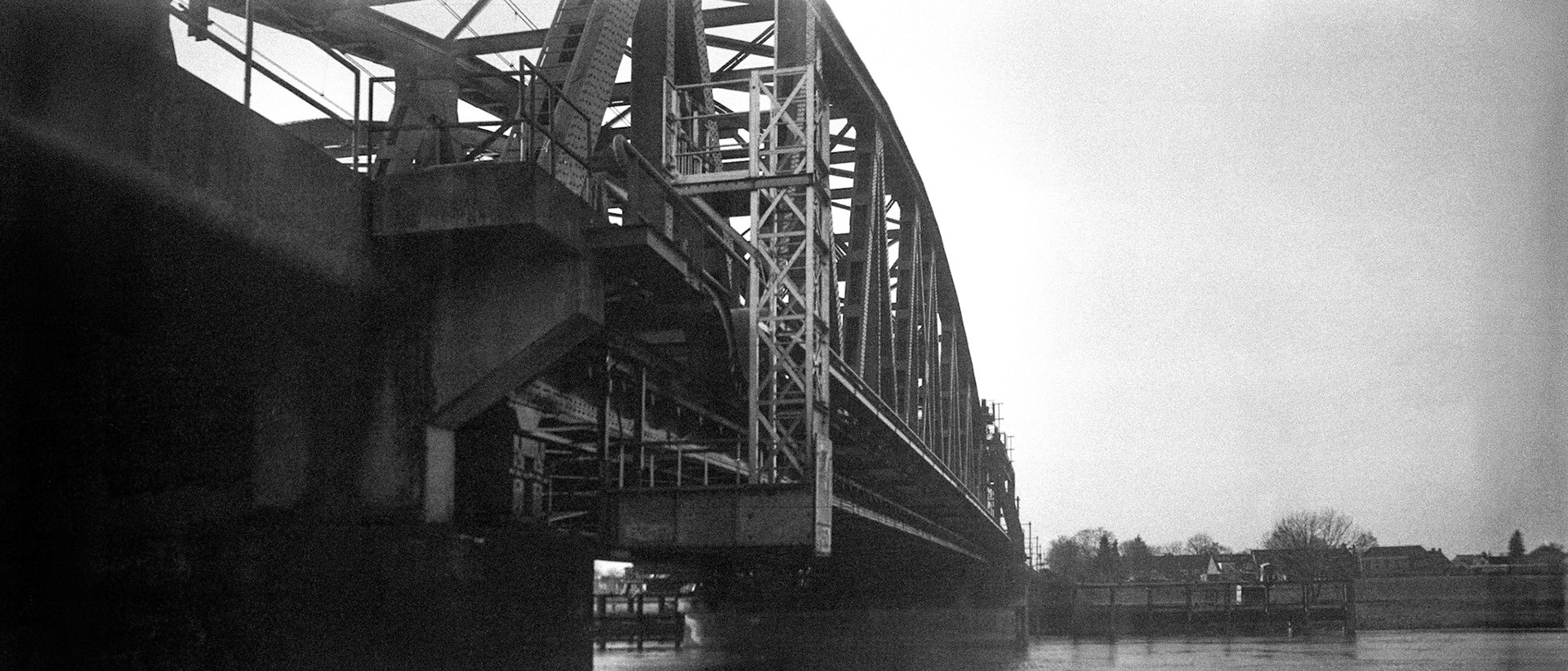 Bridge structures IJsselbrug (120 film in 122 camera)