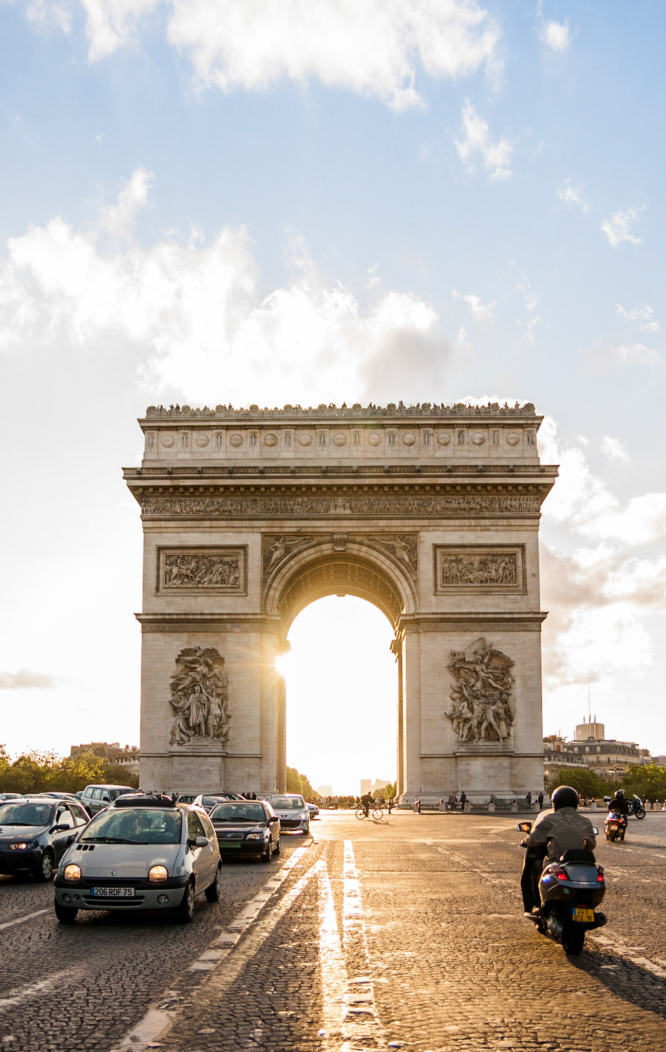 Sunt sets on Arch du Triomphe along Champs Elysees