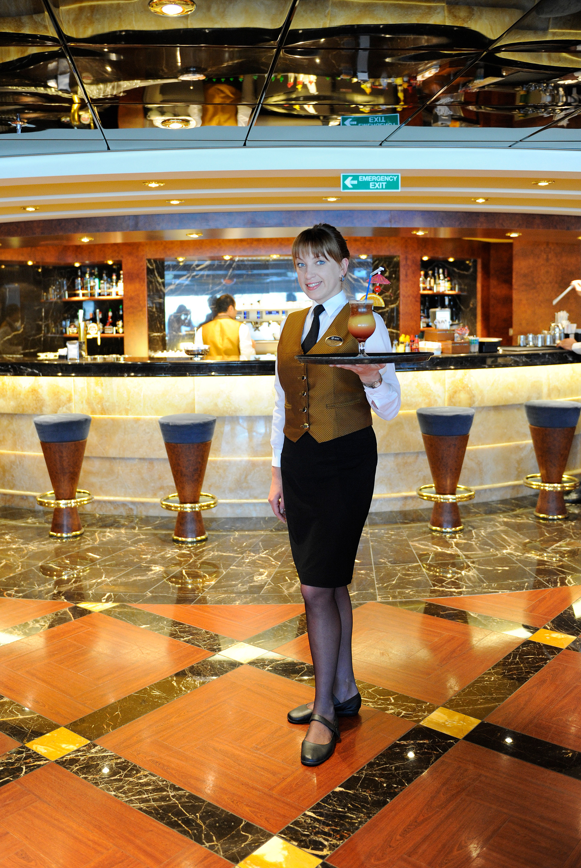 Alyona SMYRNOVA, serveuse de bar dans le bateau MSC Splendida juillet 2011