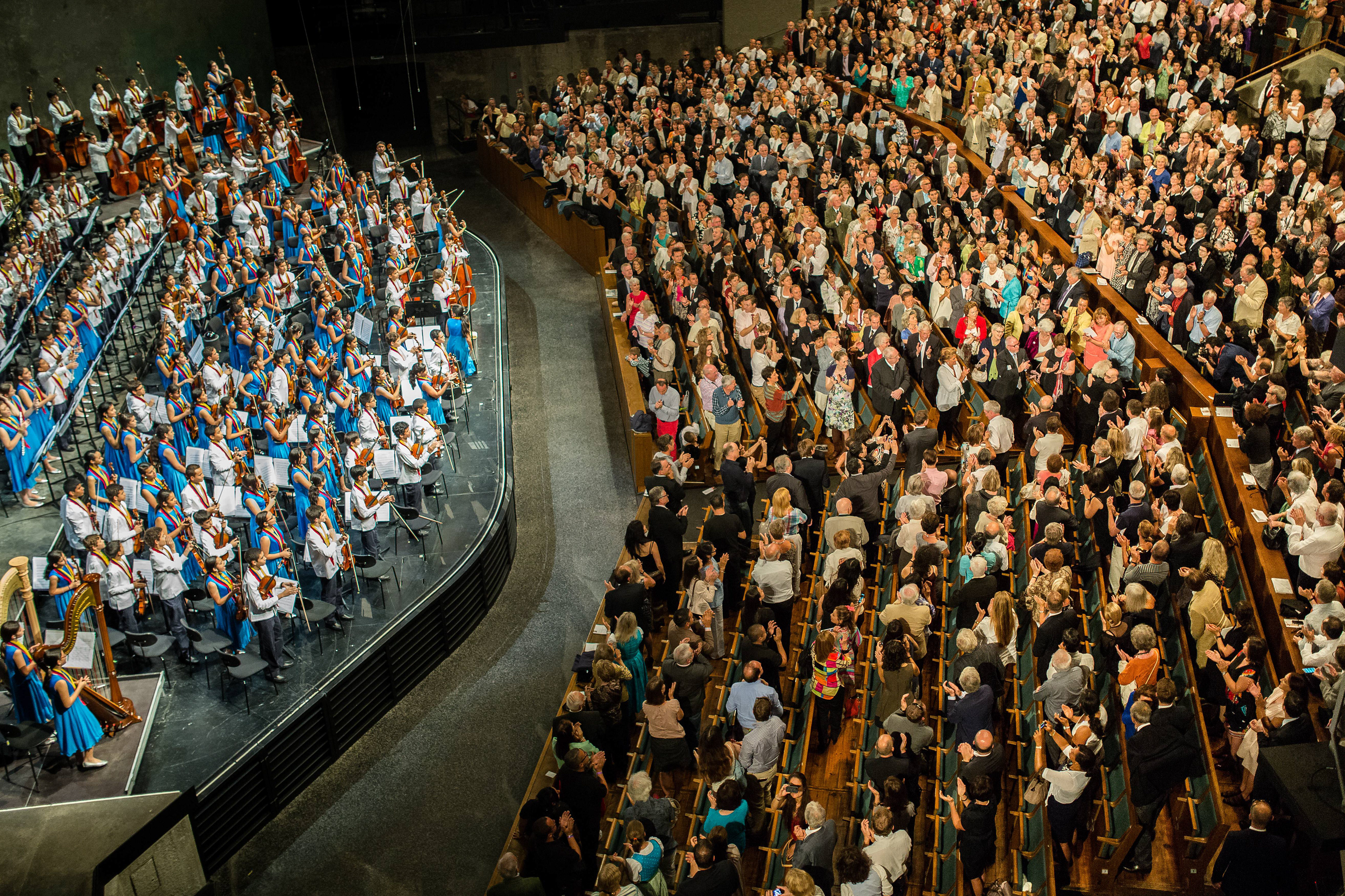 Salzburger Festspiele 2013: Simon Rattle umarmt José Antonio Abreu in der Felsenreitschule