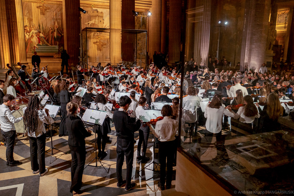 22. Januar 2023: 60. Jahre Élysée-Vertrag zur Deutsch-Französischen Freundschaft: HANGARMUSIK ist Teil des extra hierfür gegründeten Deutsch-Französischen DEMOS Jugendorchesters beim Konzert im Panthéon Paris.
