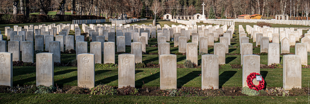 Soldatenfriedhof Dürnbach/Oberbayern. Sie kamen aus Kanada, Australien, Afrika, Norwegen, Polen, Nepal und vielen anderen Ländern um Deutschland von sich selbst zu befreien und ließen dafür ihr Leben, selbst noch am 9. Mai 1945.. Die Jugend der halben Welt starb, damit in Deutschland wieder der Weg zur Vernunft frei war. Sie werden kein zweites Mal kommen. Welche Jugend verteidigt dieses Land künftig vor sich selbst?