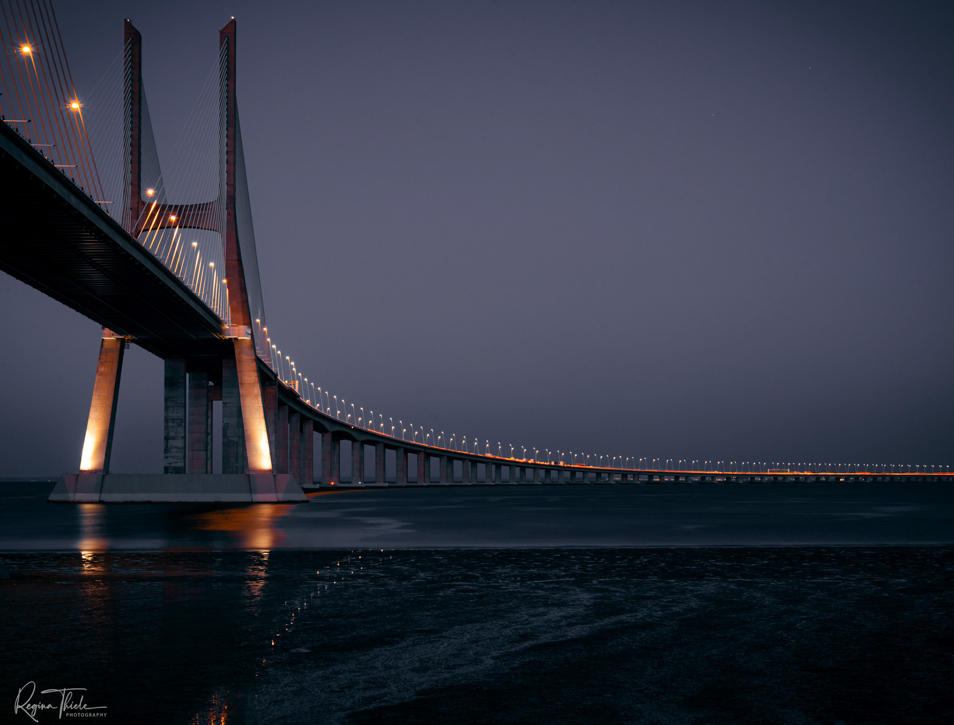 Vasco da Gama Brücke abends Lissabon / Portugal