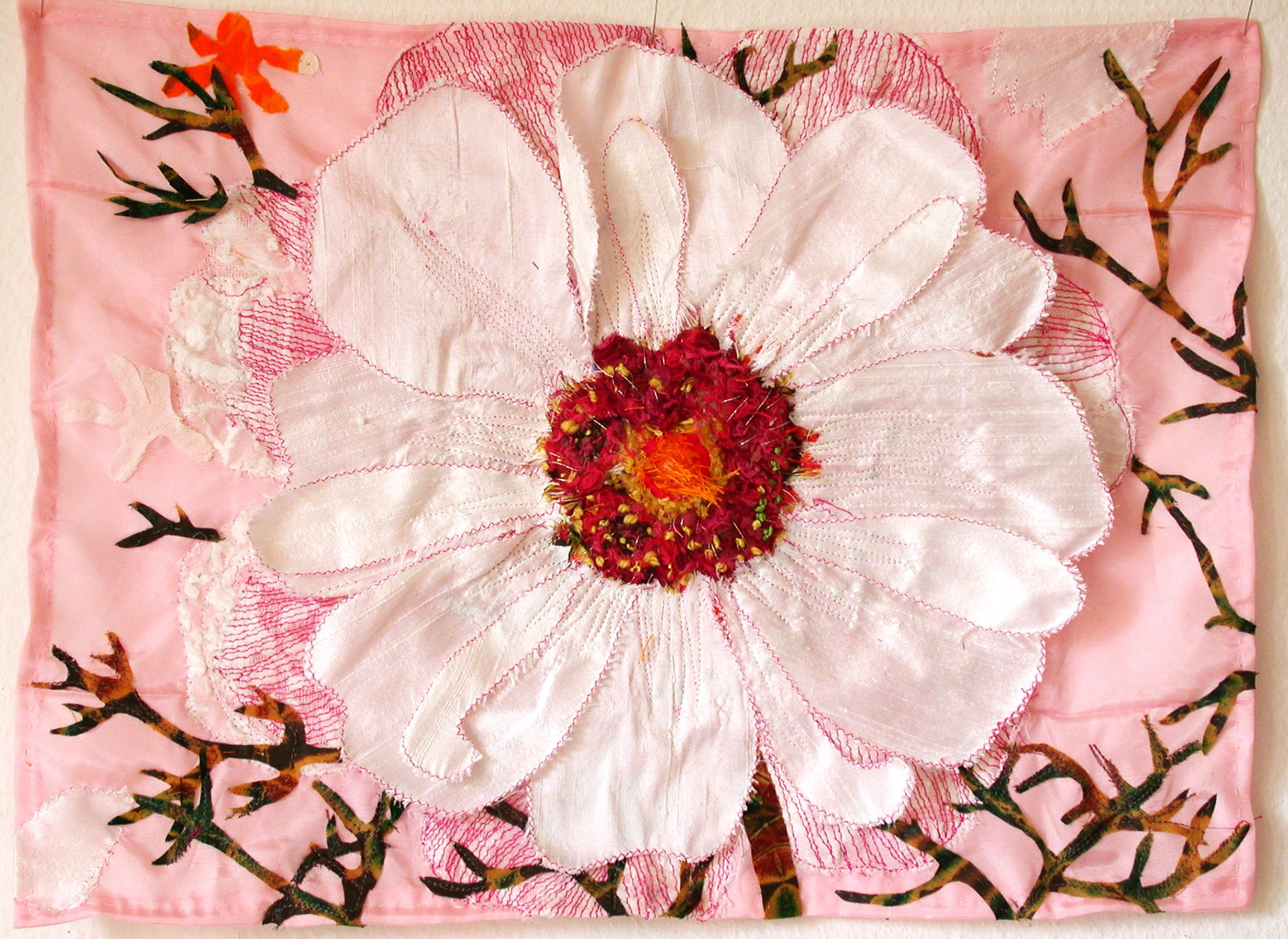 weisse Blüte, 2009, Seide und Scherenschnitt auf Kunstseide