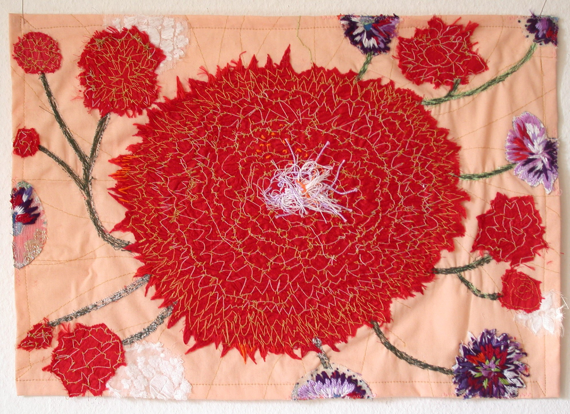 rote Emma-Kunz-Blume, 2009, Seide gerafft und Stickerei, auf Baumwolle