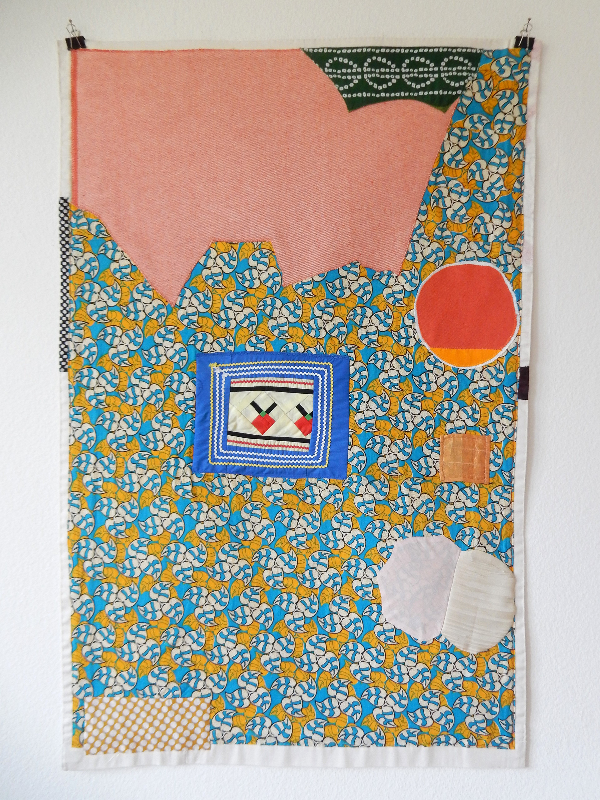 grosses Erdbeertuch, 2025, Stoffe, 66,5 x 100 cm, 