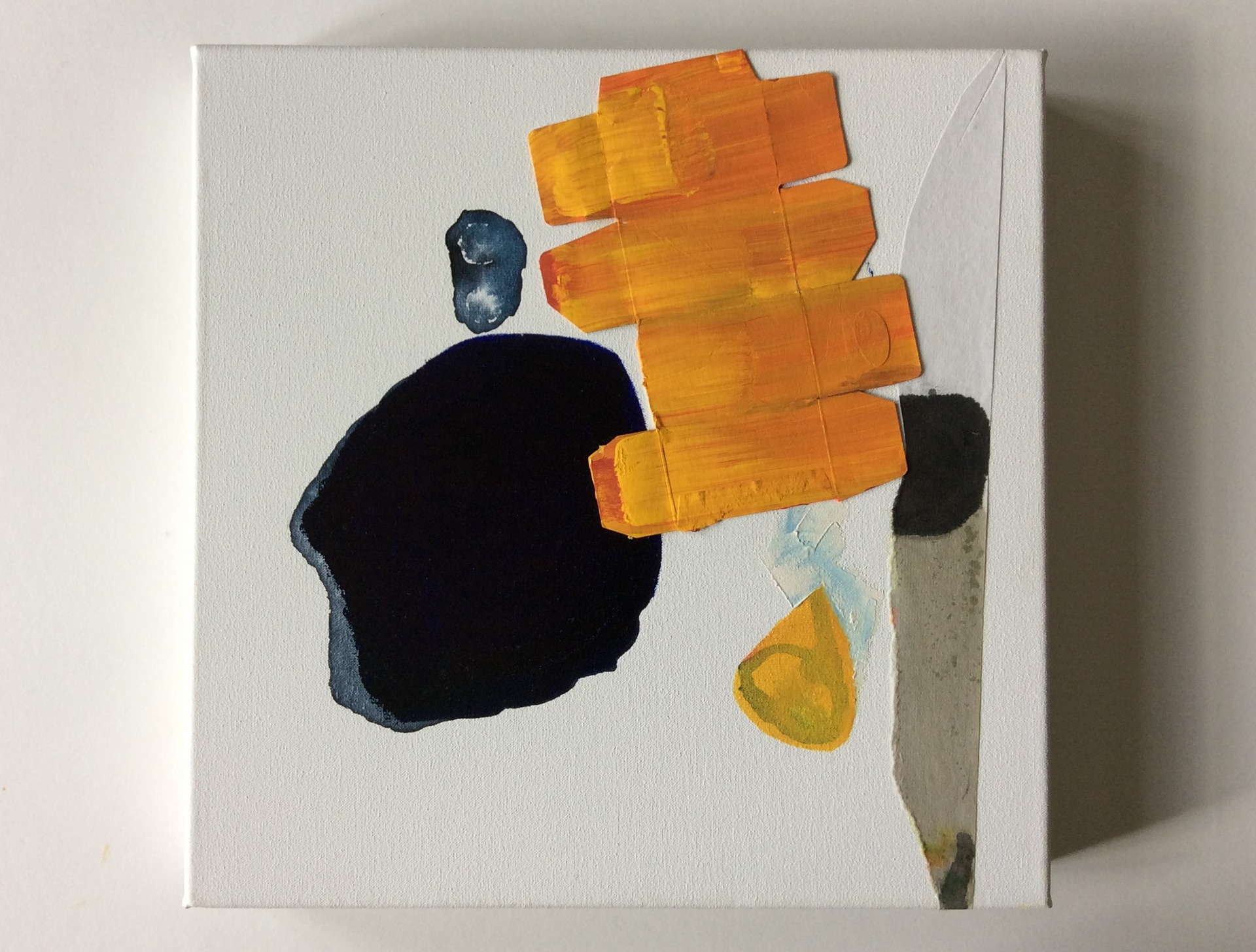 der schwarze Fleck, 2022, Collage auf Keilrahmen, 30 x 30 cm
